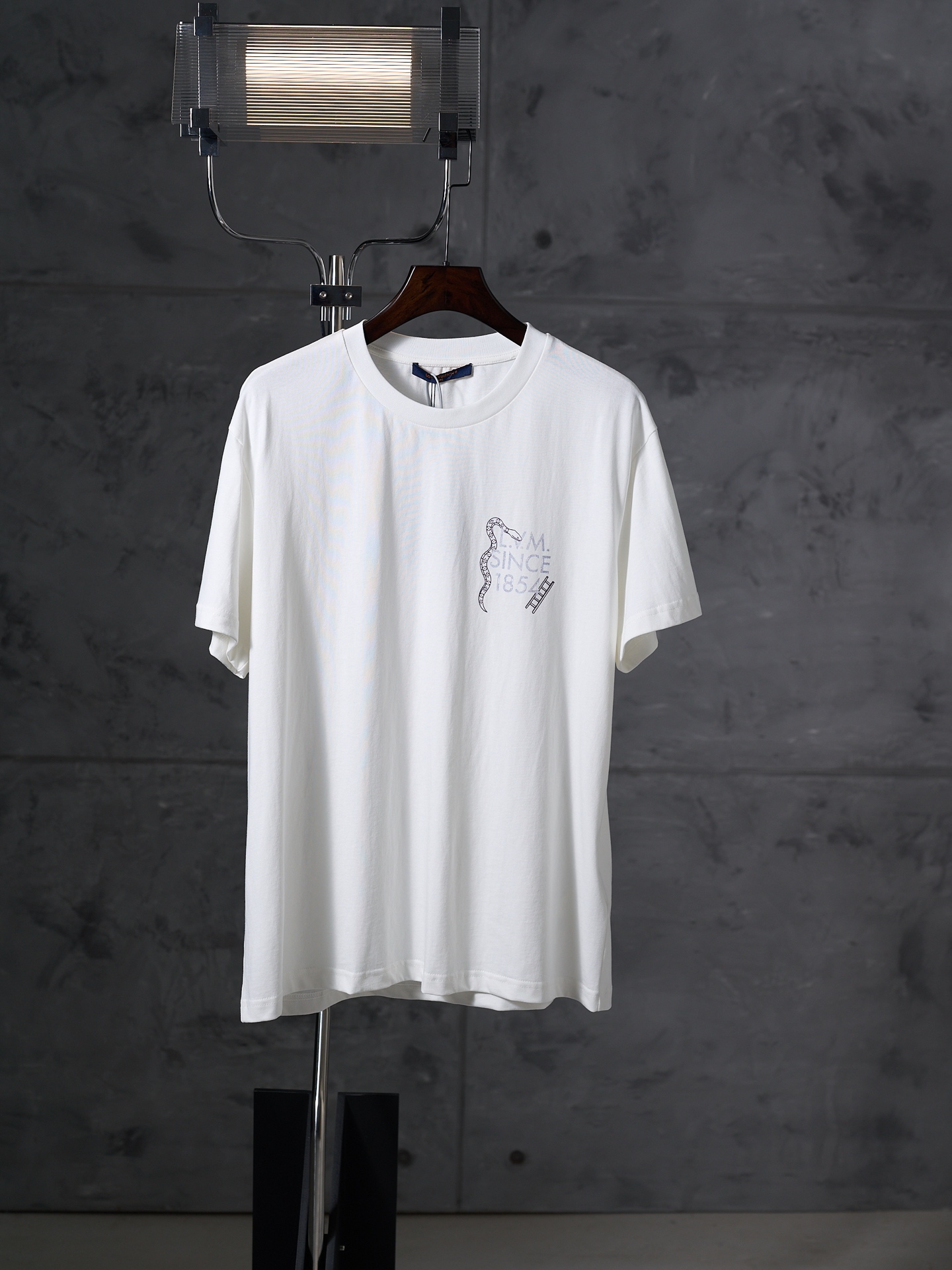 P110 [Subasta real] Jersey de cuello redondo LOUIS VUITTON 26SS Camiseta de manga corta con estampado adhesivo [En stoc…