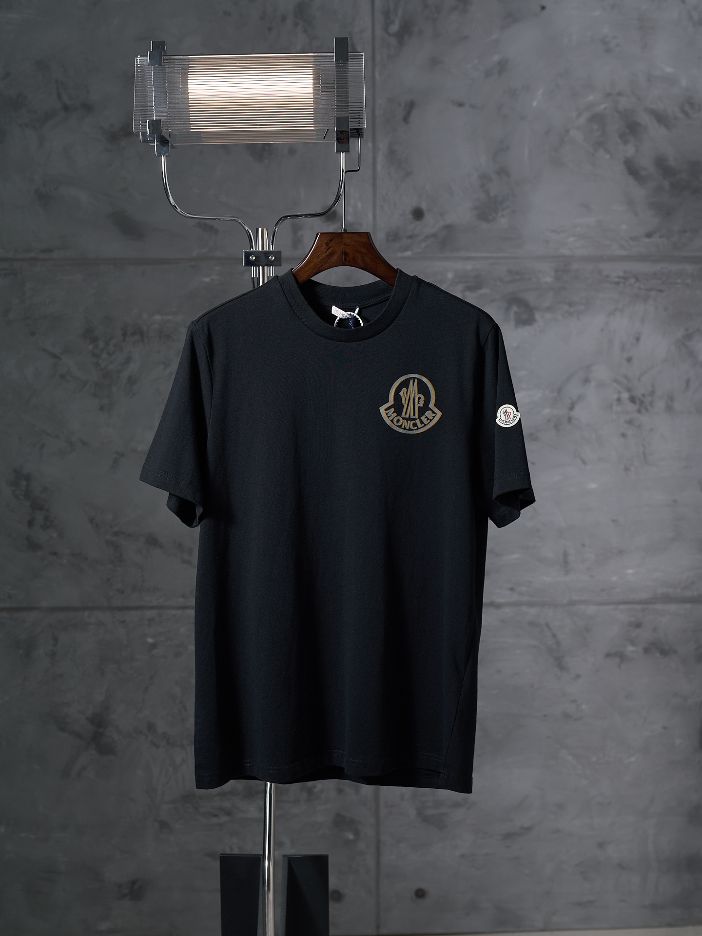 @120【Fotos reales】MONCLER/Moncler Camiseta de cuello redondo de manga corta con logotipo y estampado de flock 【En stock…