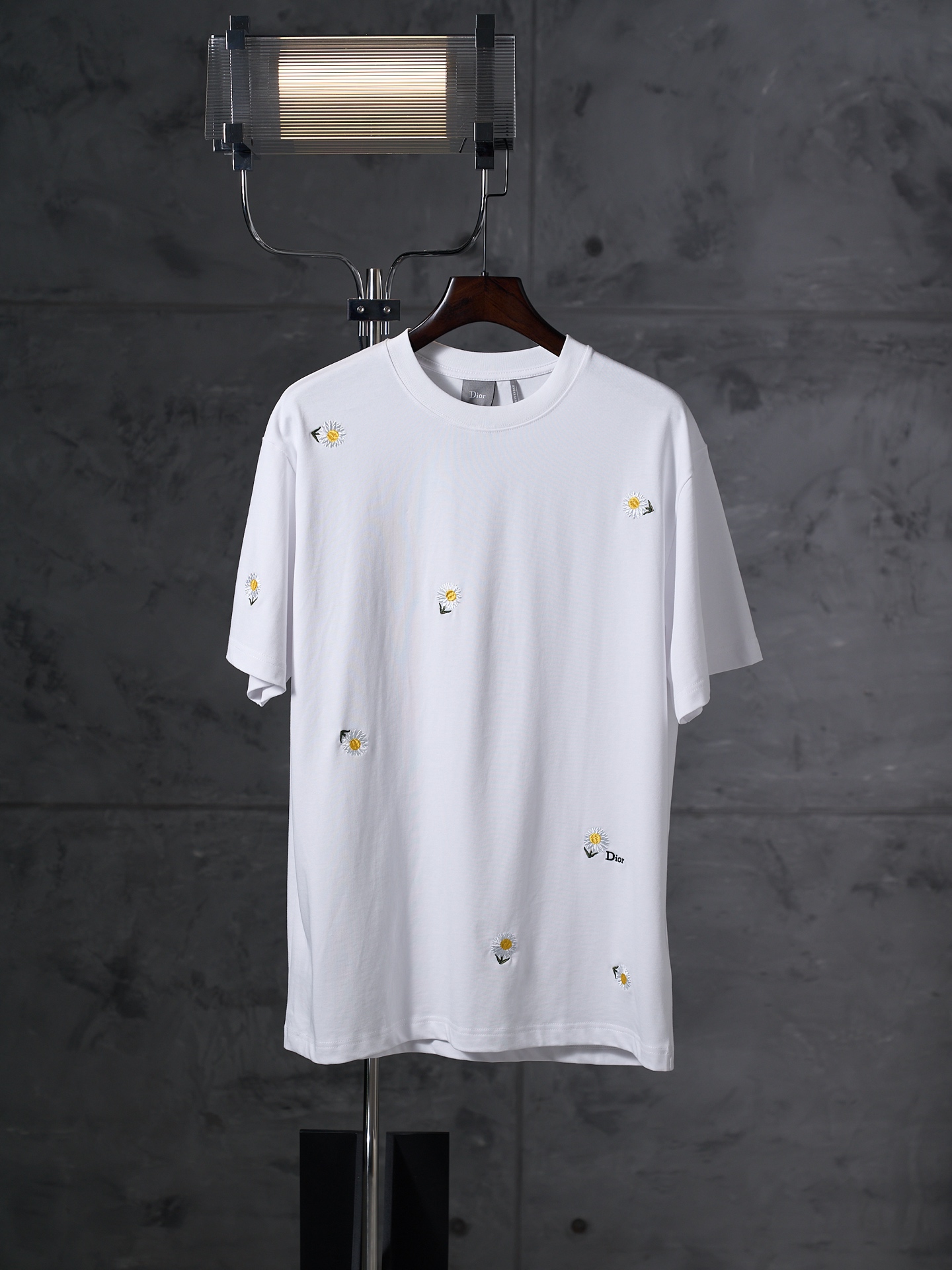 @ 140 [subasta real] Camiseta de manga corta con cuello redondo y punto de algodón con bordado de margaritas DIOR/Dior …