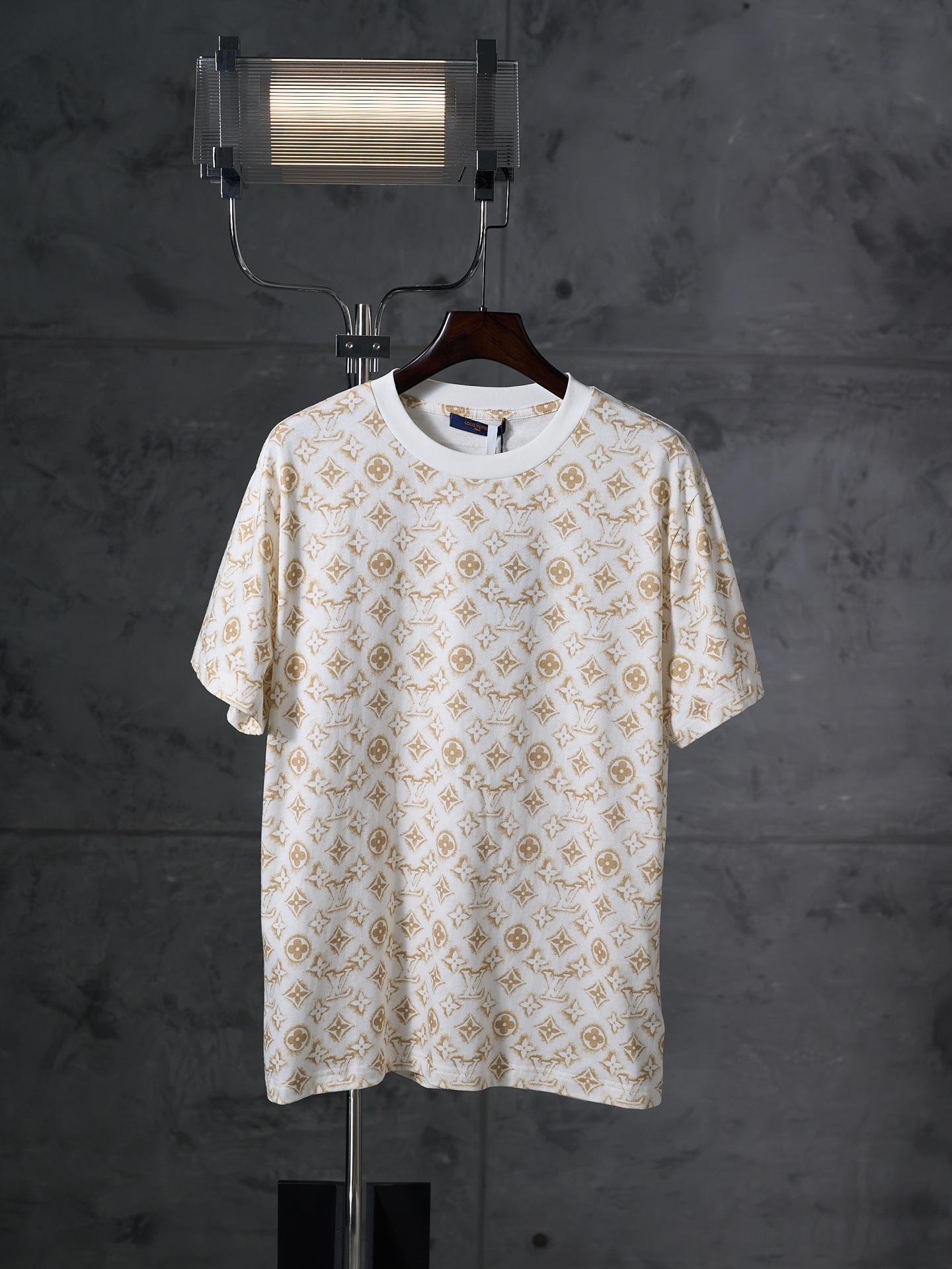 P185 [Subasta real] Camiseta de manga corta con cuello redondo y logo estampado completo LV/Louis Vuitton [Stock listo]…