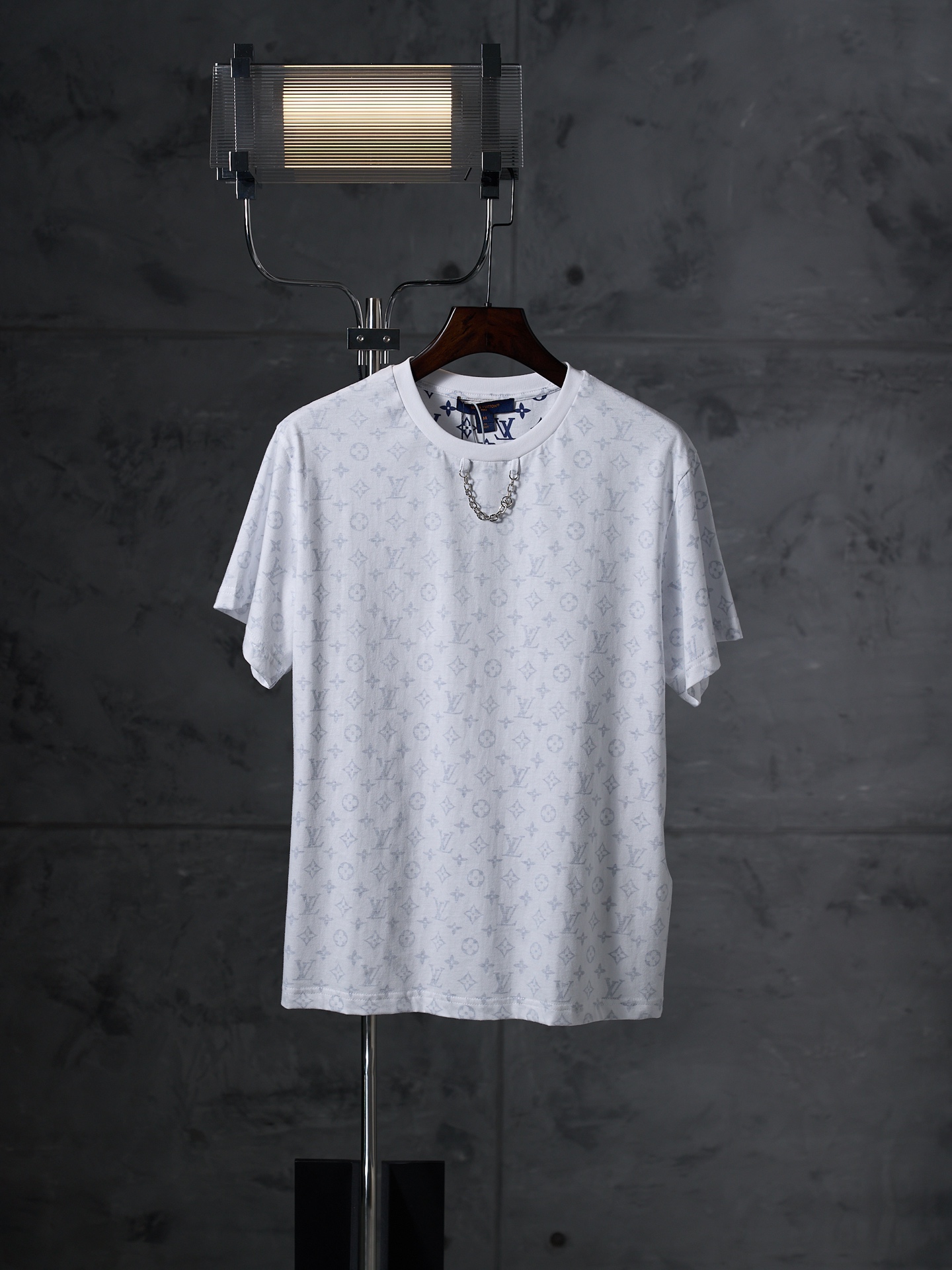 P125 [Subasta real] Camiseta de manga corta con cuello redondo y cuello clásico LV / Louis Vuitton con estampado integr…