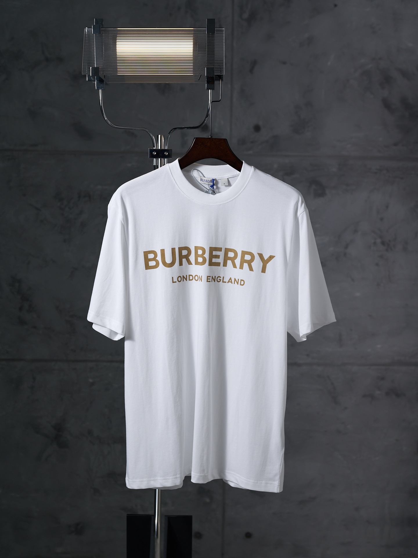 @ 115 [subasta colgante real] BURBERRY/Camiseta de manga corta con cuello redondo y estampado de letras Burberry [en st…