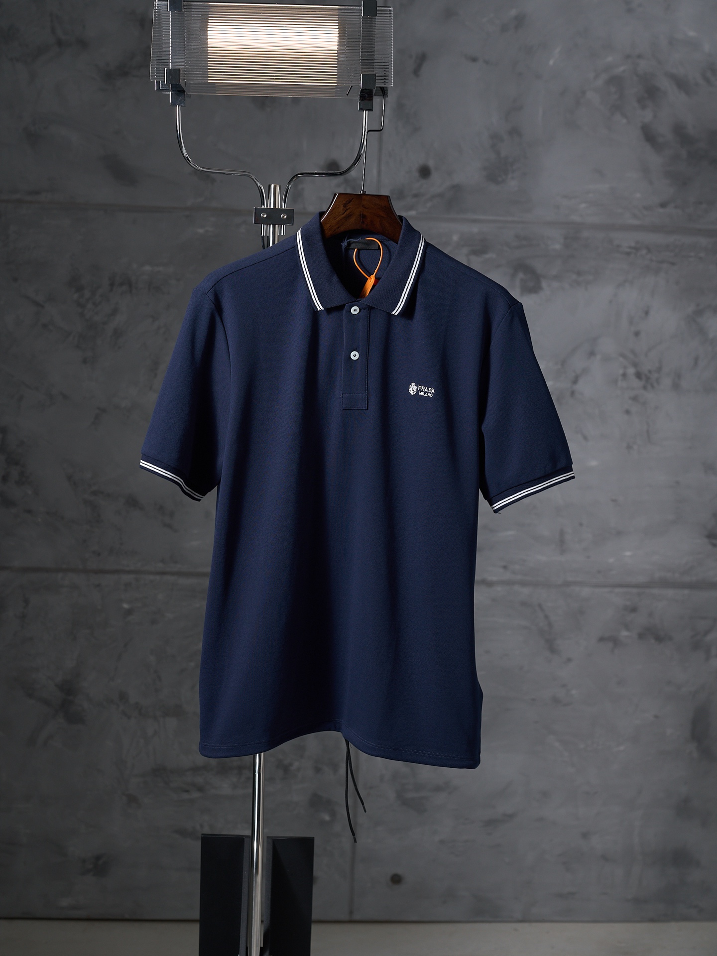 @150 [subasta real] Polo de manga corta con cordón bordado con el logotipo de Prada/Prada [listo en stock] 46 48 50 52 …