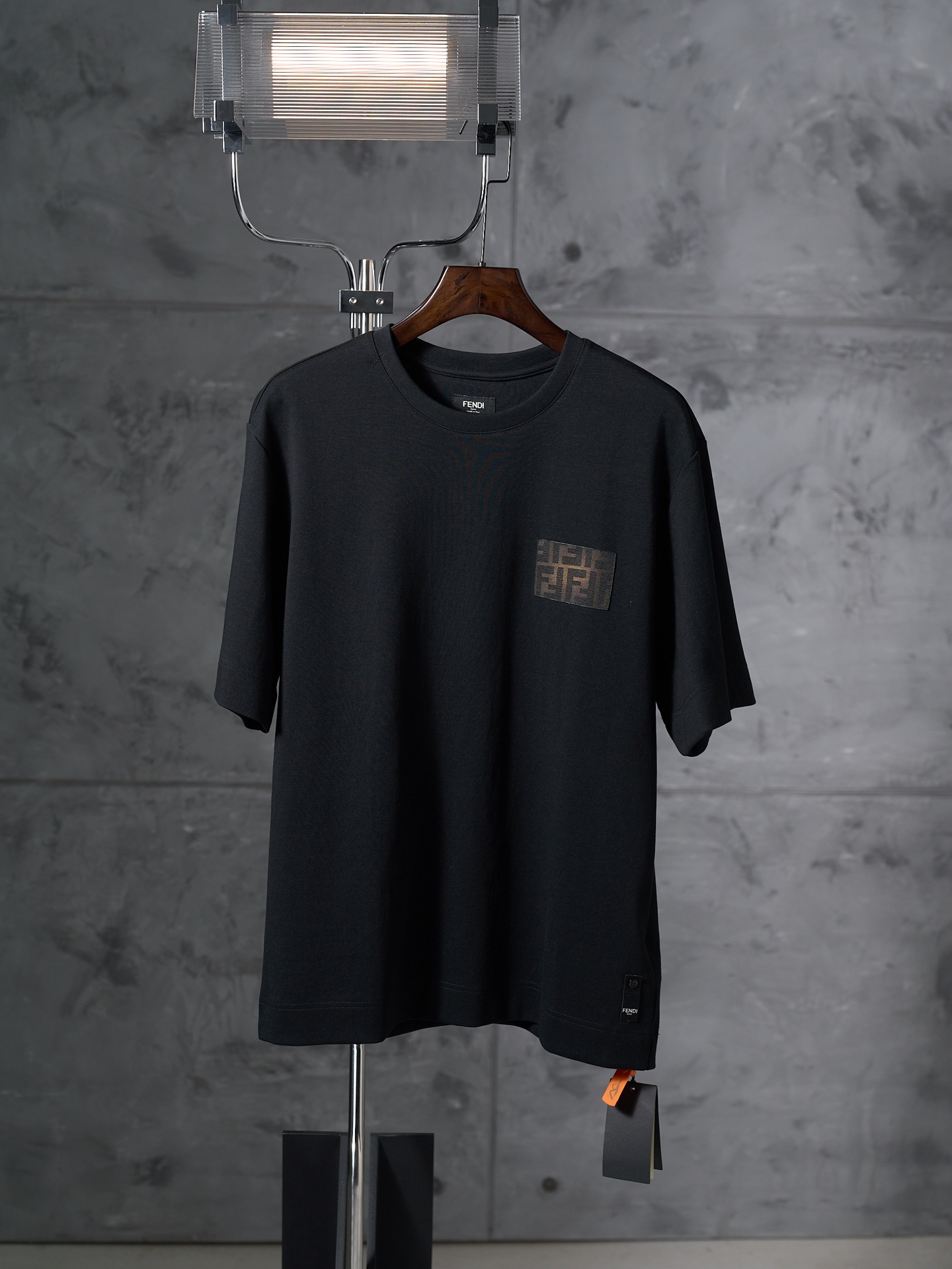 @130【Fotografía del artículo real】Fendi/芬迪 Camiseta de manga corta con cuello redondo y parche del logotipo FF 【En stoc…