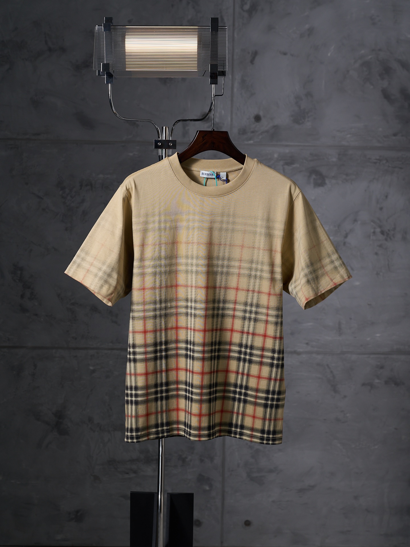 @ 140 [subasta actual] BURBERRY/Camiseta de manga corta con cuello redondo y algodón a cuadros degradados de Burberry (…