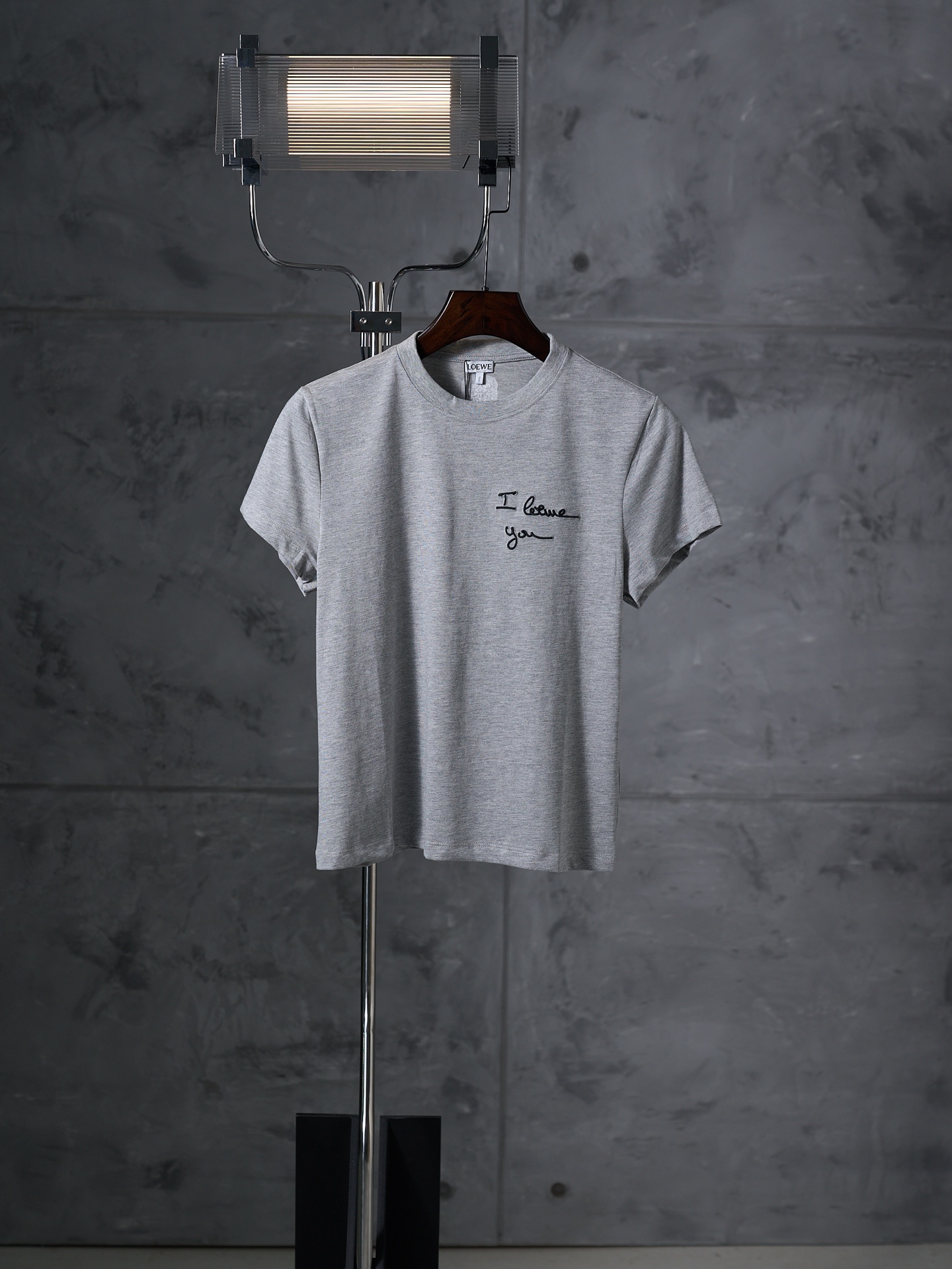 @120 [Fotografía del producto real] LOEWE/罗意威 Camiseta de cuello redondo de manga corta con bordado de firma "i Loewe y…
