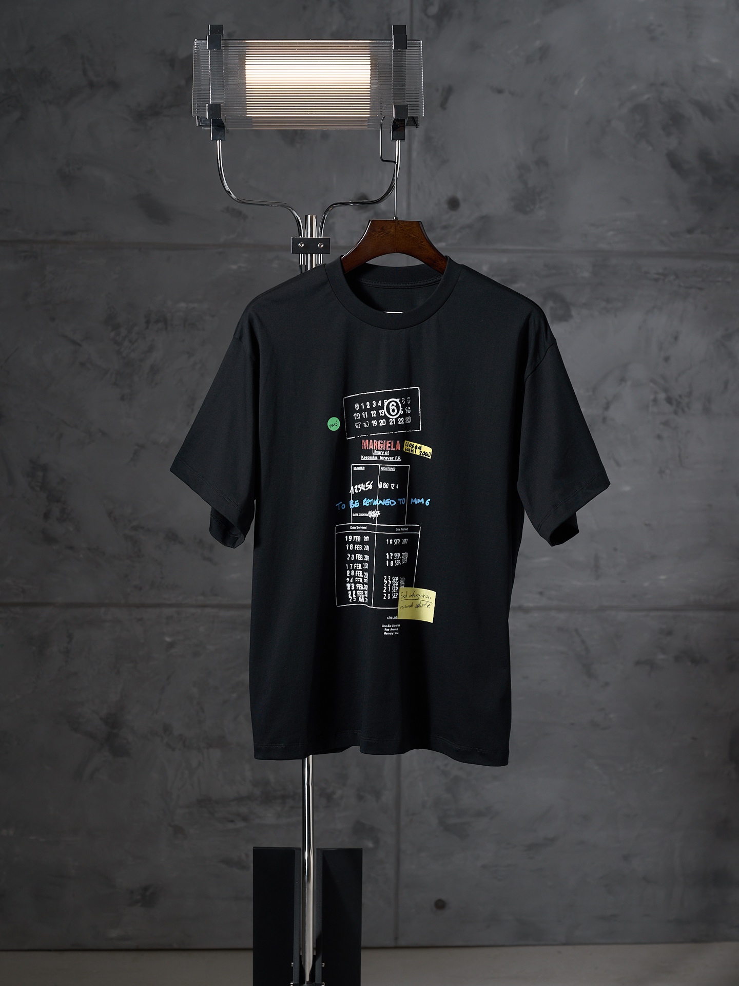 @120【实物挂拍】Maison Margiela/马吉拉 MM6 涂鸦印花圆领短袖T恤 【现货】XS S M 26年全新一季涂鸦T恤，面料为100%全棉180克平纹面料，印花主体为水浆加厚板胶浆印花，整体偏宽松的加涂鸦印花的设计，使整件…