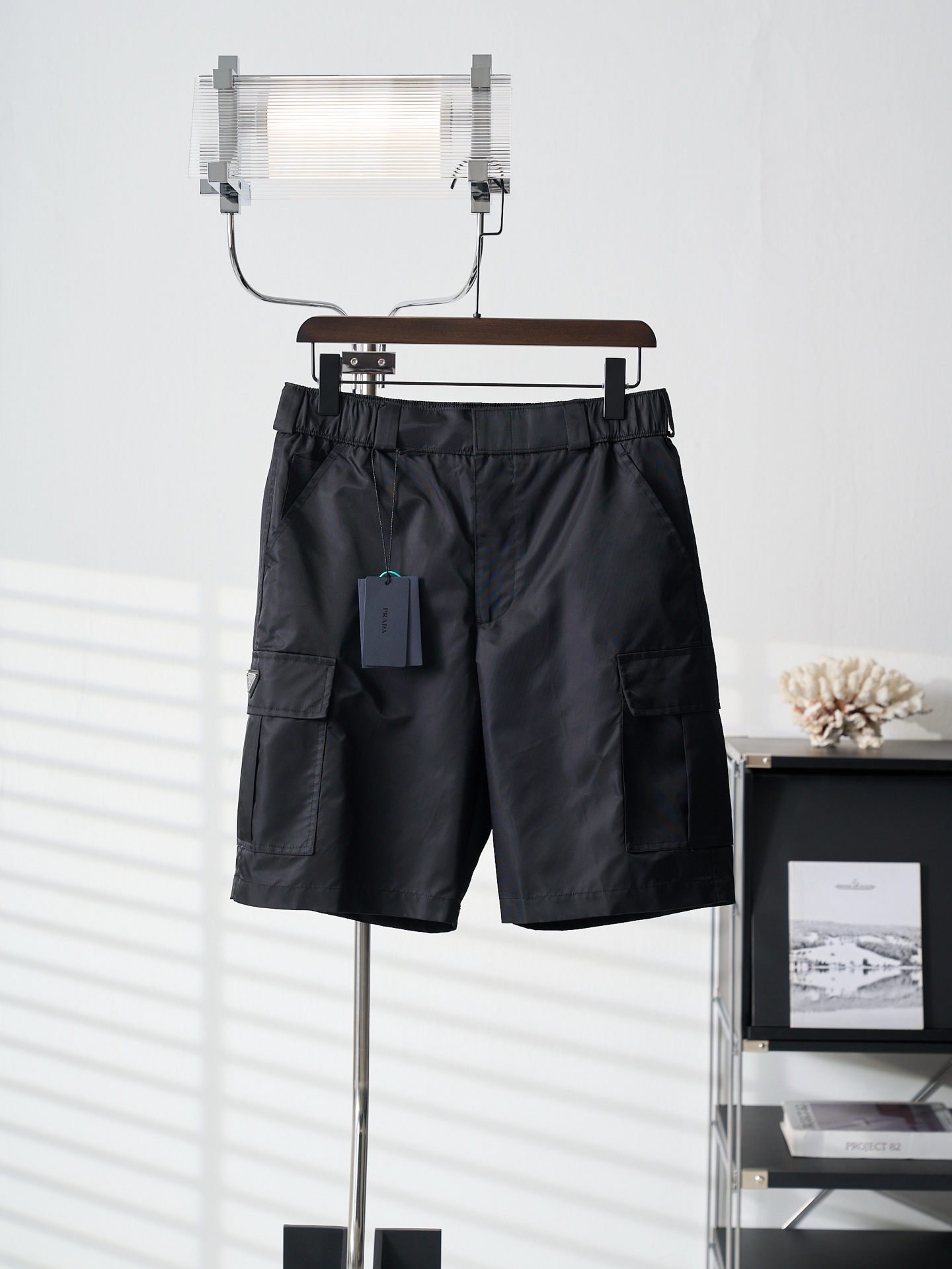 @215 [foto real colgada] Shorts cargo de nailon con bolsillo triangular PRADA/Prada [disponibles en stock] Selección de…