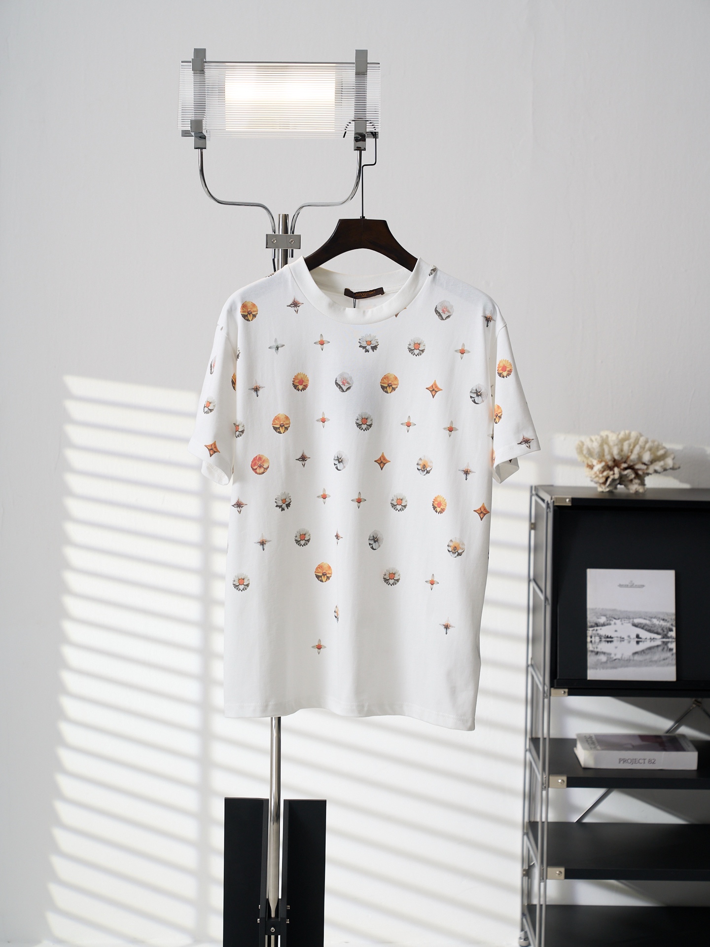 P145 [Subasta real] Camiseta de manga corta con cuello redondo y estampado de margaritas LV / Louis Vuitton [Stock list…