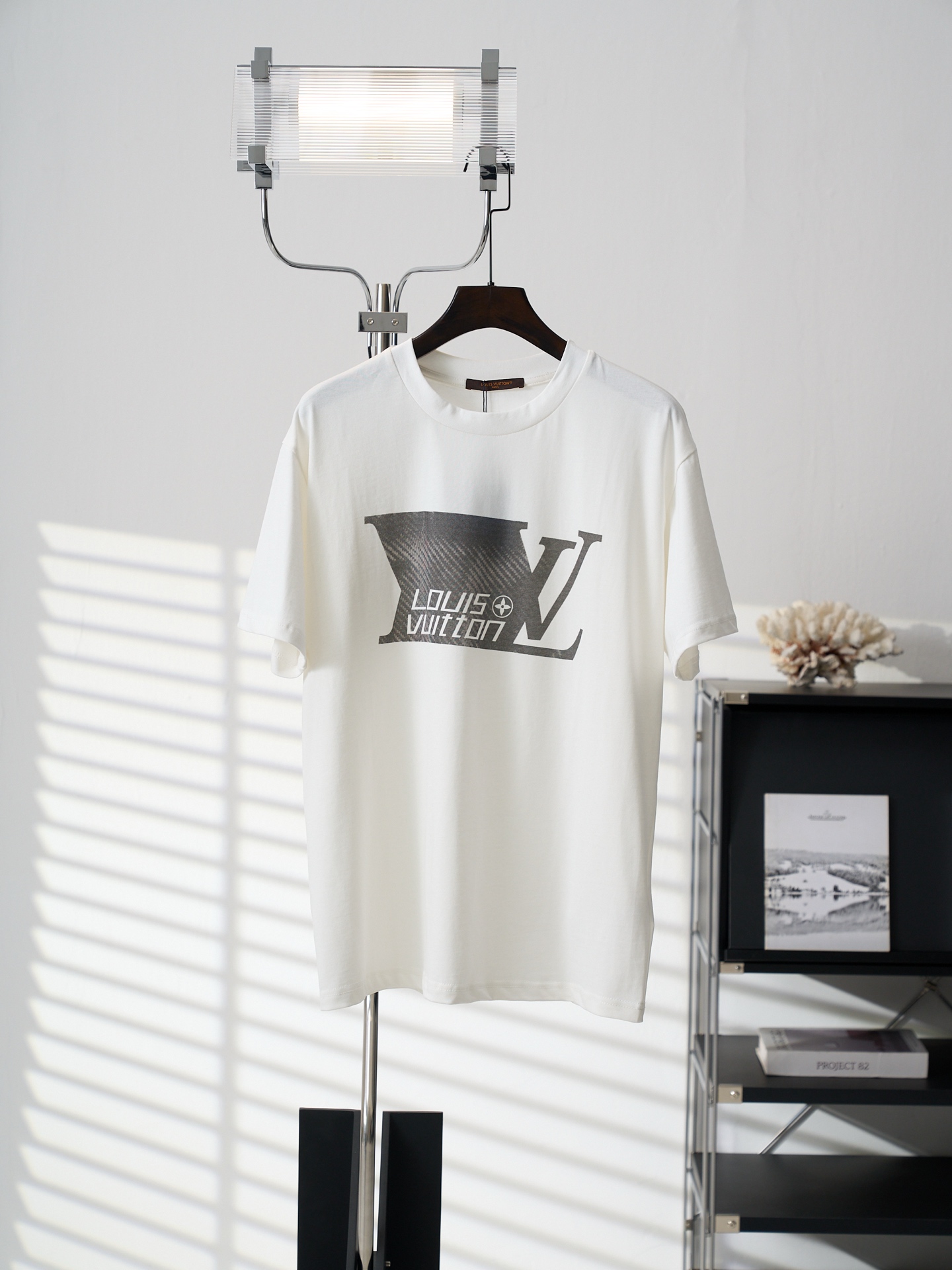 P135 [Subasta real] Camiseta de manga corta con cuello redondo y logo estampado con letras LV / Louis Vuitton [Stock li…