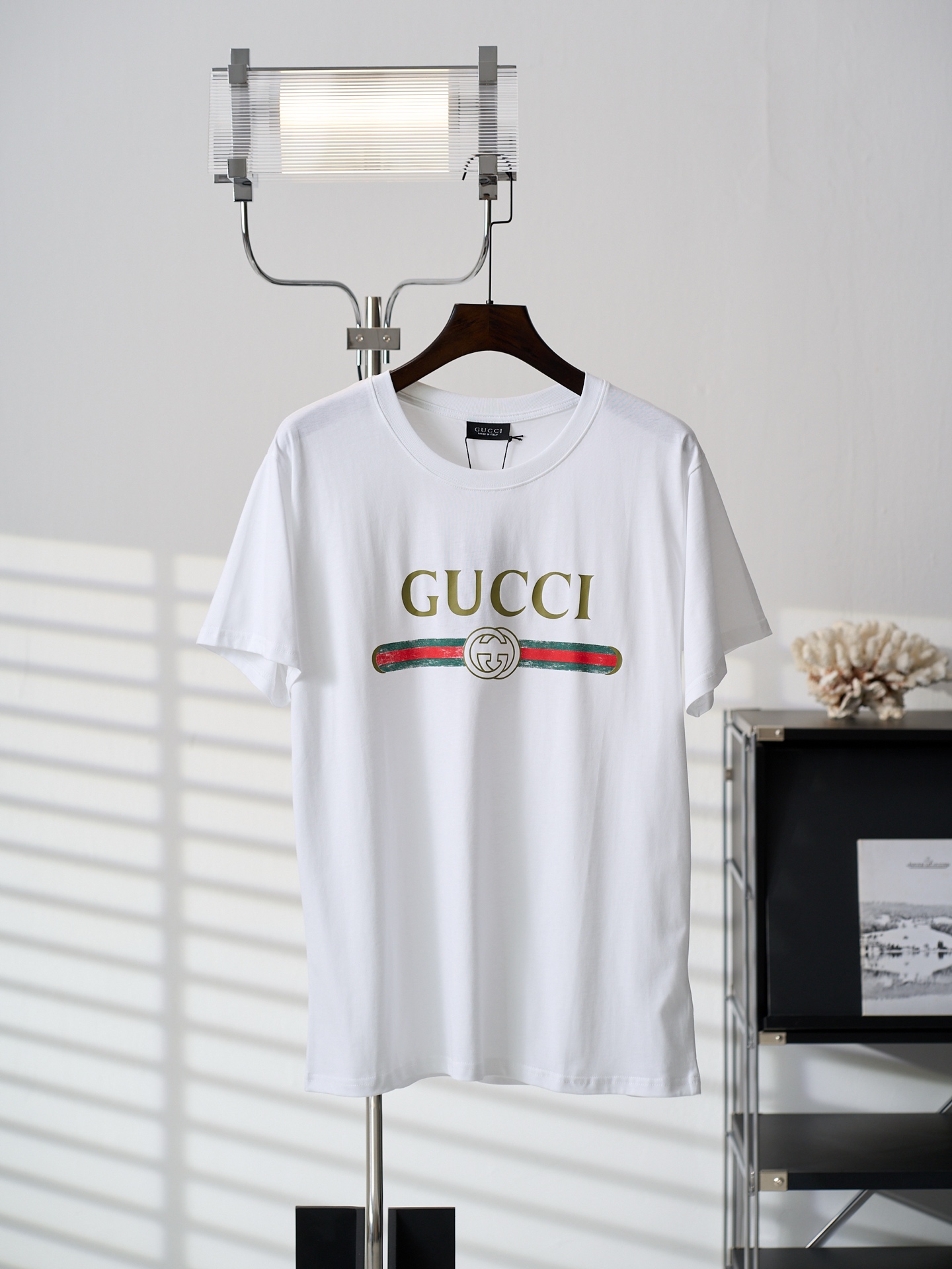 @115【foto del producto real】Gucci/古驰 Camiseta de manga corta con cuello redondo y estampado de cinturón con doble G ent…