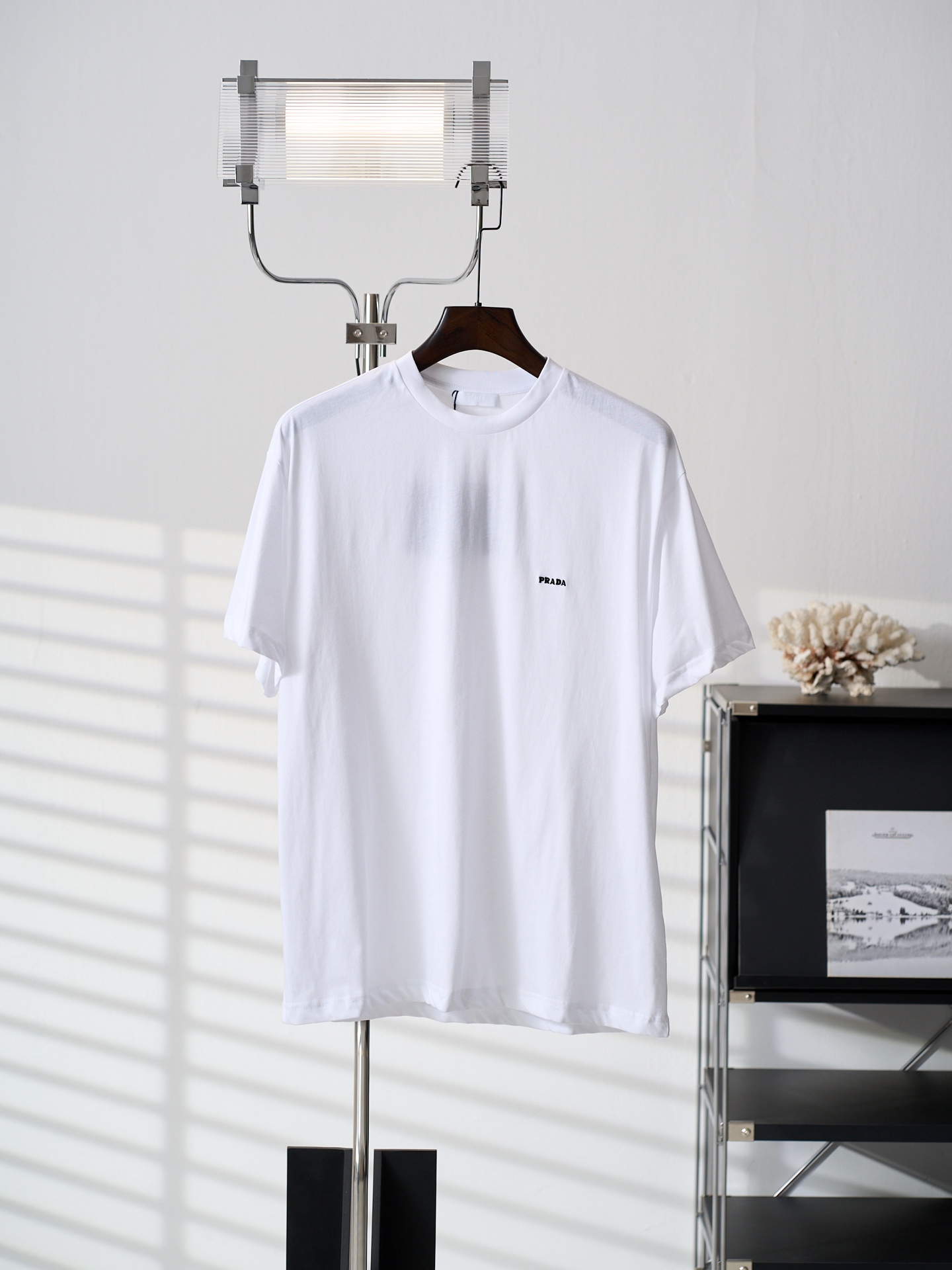 @ 130 [subasta colgante real] Camiseta de manga corta con cuello redondo bordado con logo de letra simple PRADA/Prada […