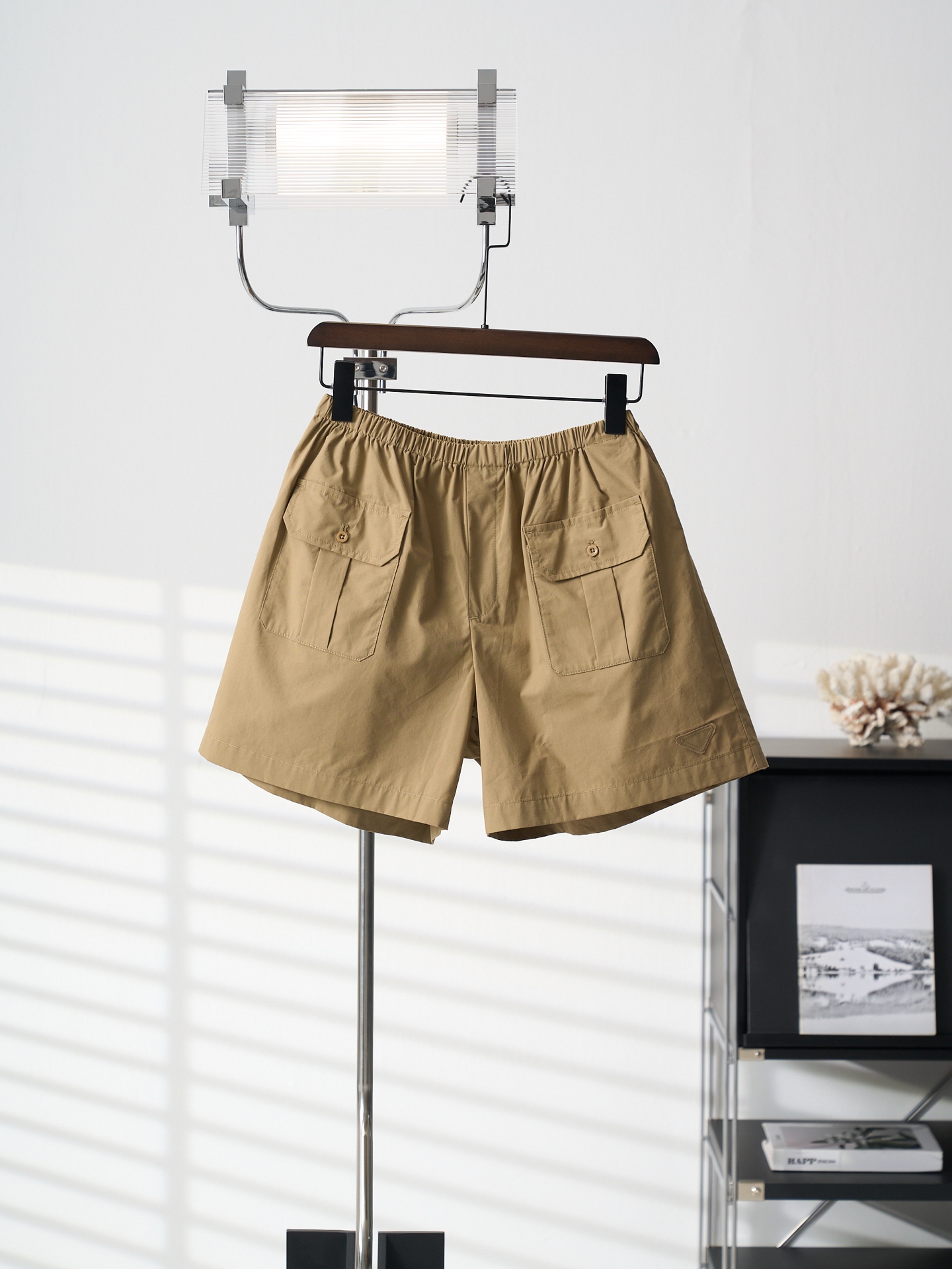 @ 190 [subasta real] Bermudas de tres piezas con logo y bolsillo con solapa de PRADA/Prada, pantalones cortos cargo rec…