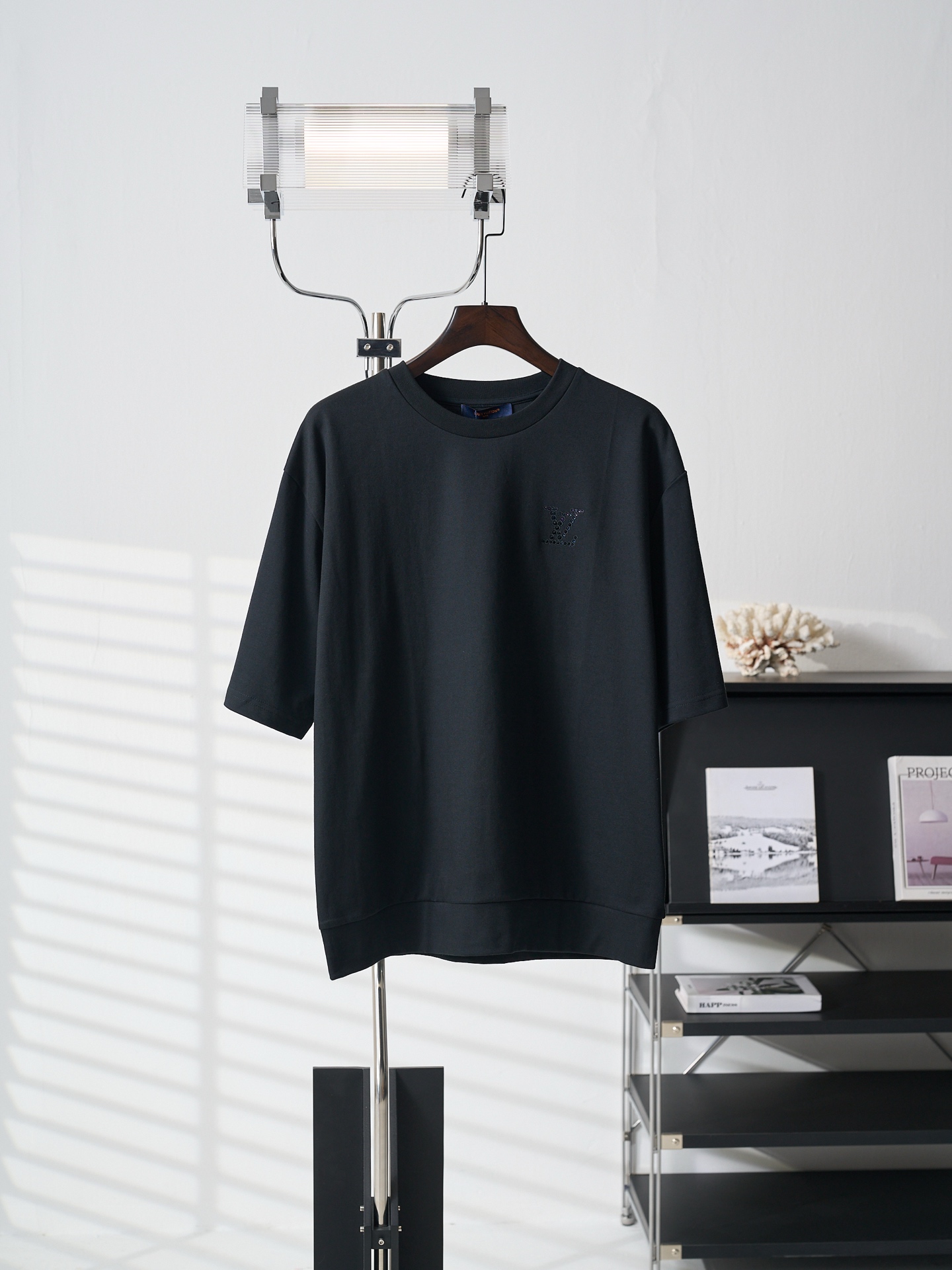 P125 [subasta real] Camiseta de manga corta de punto decorada con pedrería de colores LV/Louis Vuitton [en stock] S M L
