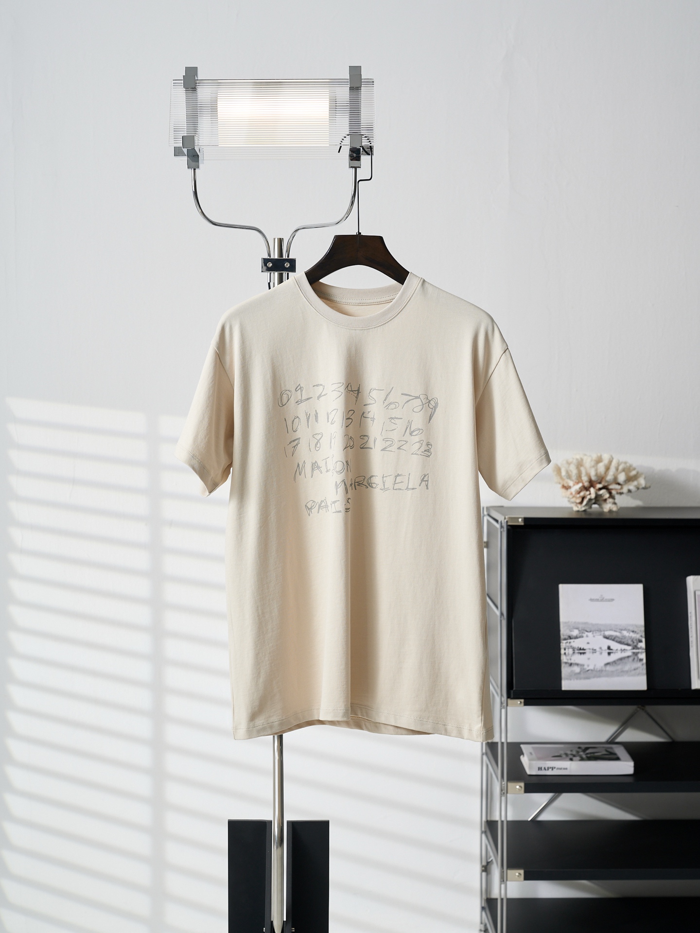 @125【实物挂拍】Maison Margiela/马吉拉 MM6数字涂鸦印花圆领短袖T恤 【现货】XS S M L 定制凝萃洗褪棉平纹锦 柔软细腻 舒适贴肤 一抹米杏色悄然漫过衣袂 自然馈赠的温柔底色 以一串神秘数字为引 强化品牌标识 …