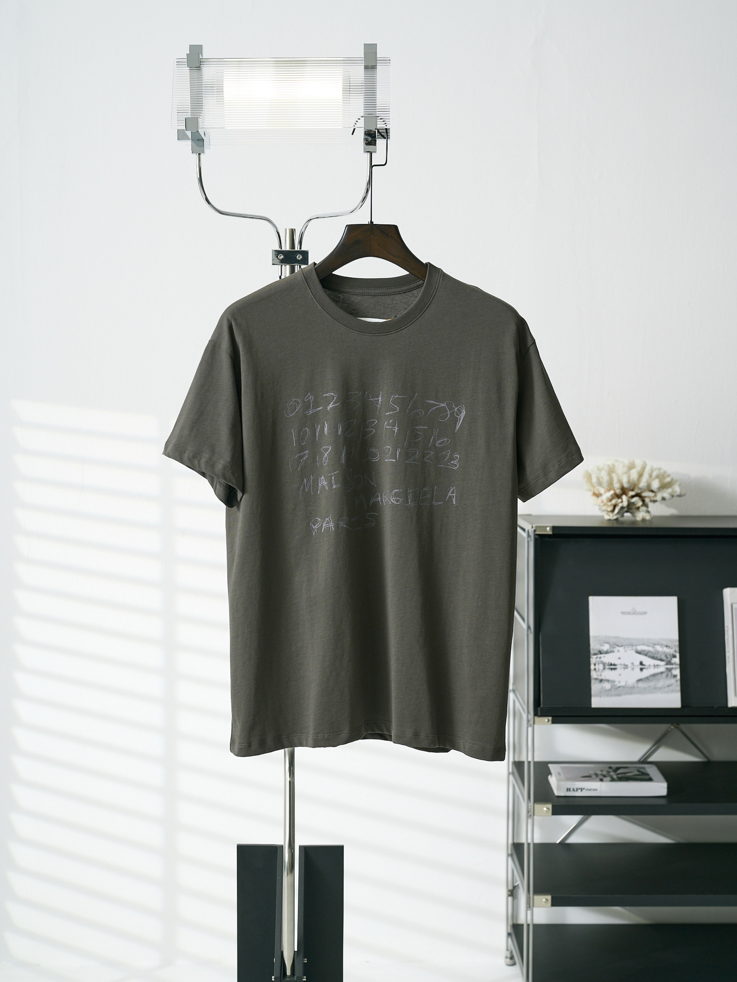 @125【实物挂拍】Maison Margiela/马吉拉 MM6数字涂鸦印花圆领短袖T恤 【现货】XS S M L 定制凝萃洗褪棉平纹锦 柔软细腻 舒适贴肤 以深邃灰为底色 赋予色彩独特的层次与深度 以一串神秘数字为引 强化品牌标识 与…