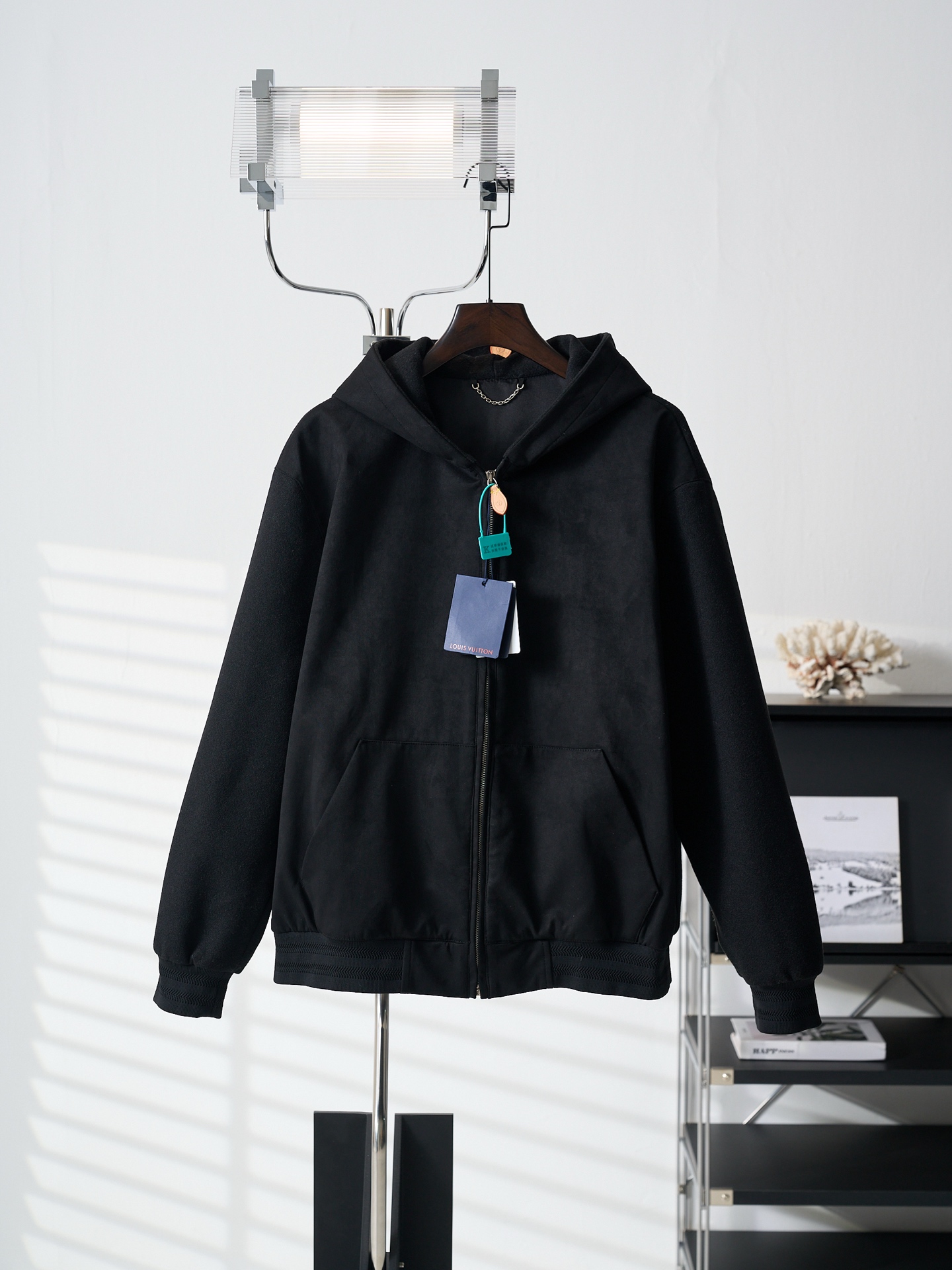 P345 [subasta real] Chaqueta con capucha y bolsillo canguro con cremallera en la cintura LV/Louis Vuitton [lista en sto…