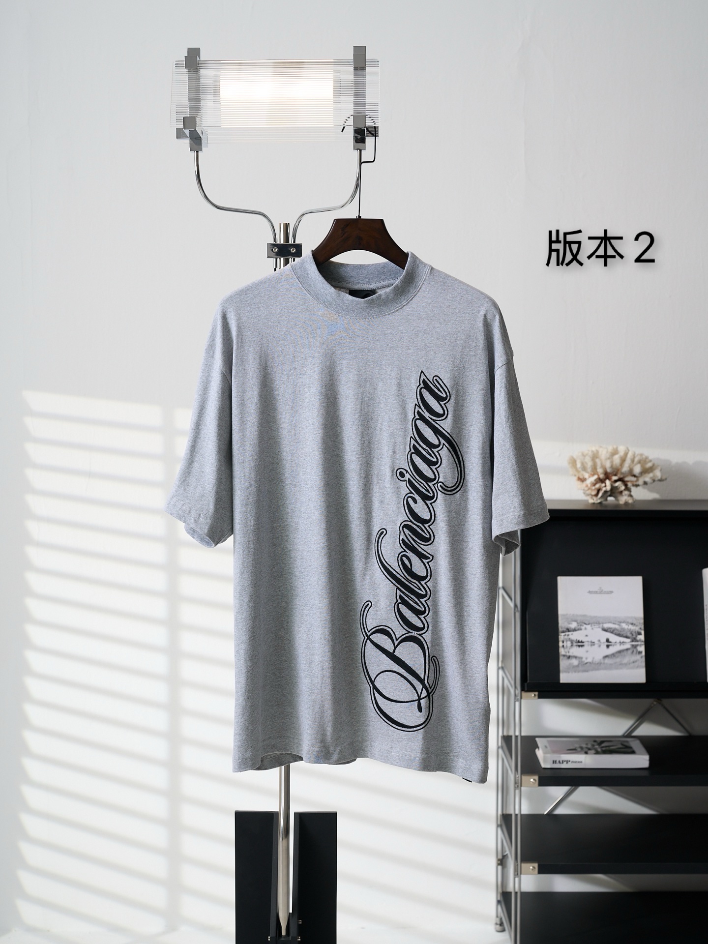 P120 【Fotos reales】Balenciaga/巴黎世家 Camiseta de cuello redondo con bordado cursive (versión 2) 【En stock】XS S M L Tejido…