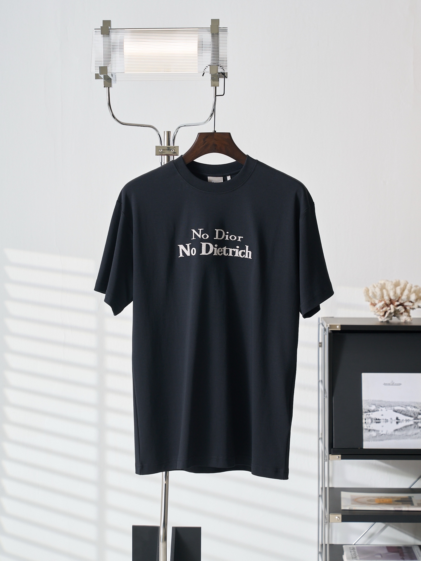 @135 [Subasta real] Camiseta de manga corta con cuello redondo bordada con letra del manifiesto CD DIOR/Dior [Stock lis…