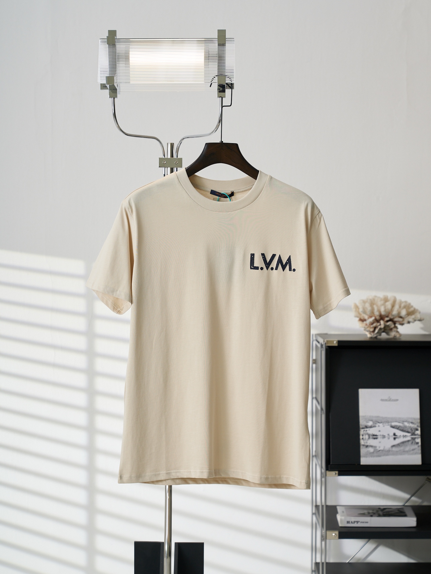 P105 [Subasta real] LV/Louis Vuitton L.V.M. Camiseta de manga corta con cuello redondo y letras bordadas [Stock listo] …