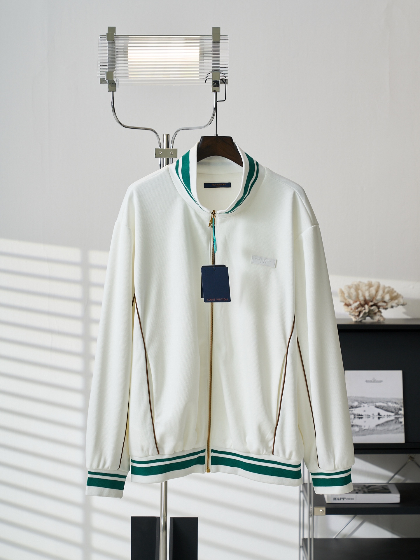 P345 [subasta real] Chaqueta con cremallera de cuero acanalado con cuello alto LV/Louis Vuitton [lista en stock] La cha…
