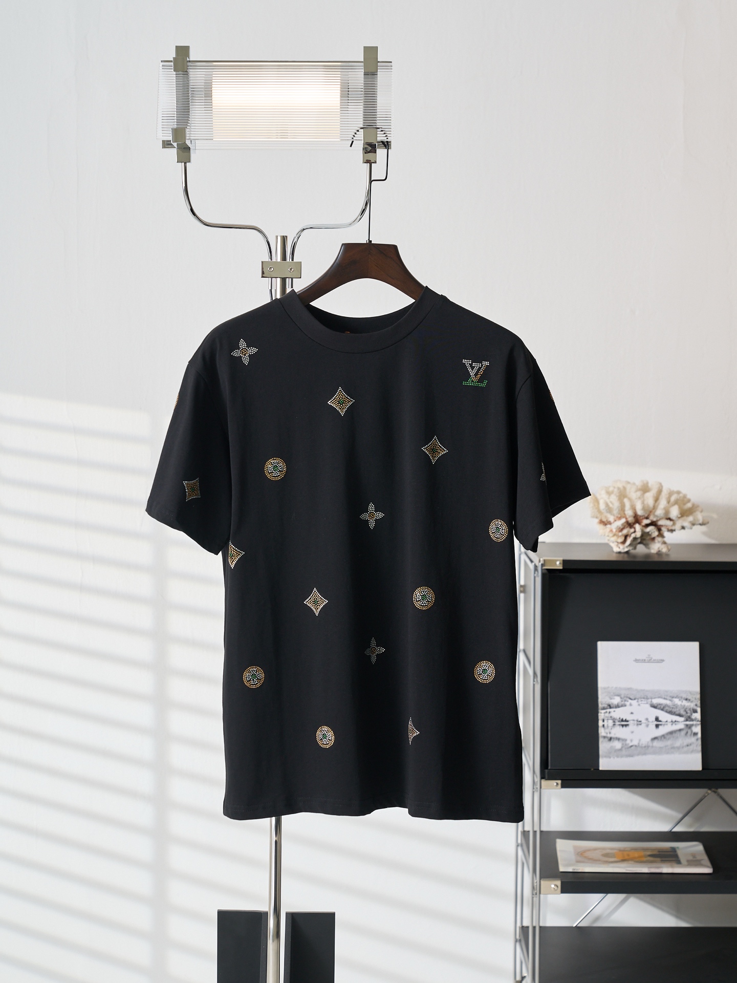 P130 [Subasta real] Camiseta de manga corta con cuello redondo y logo de diamantes de imitación de colores LV / Louis V…