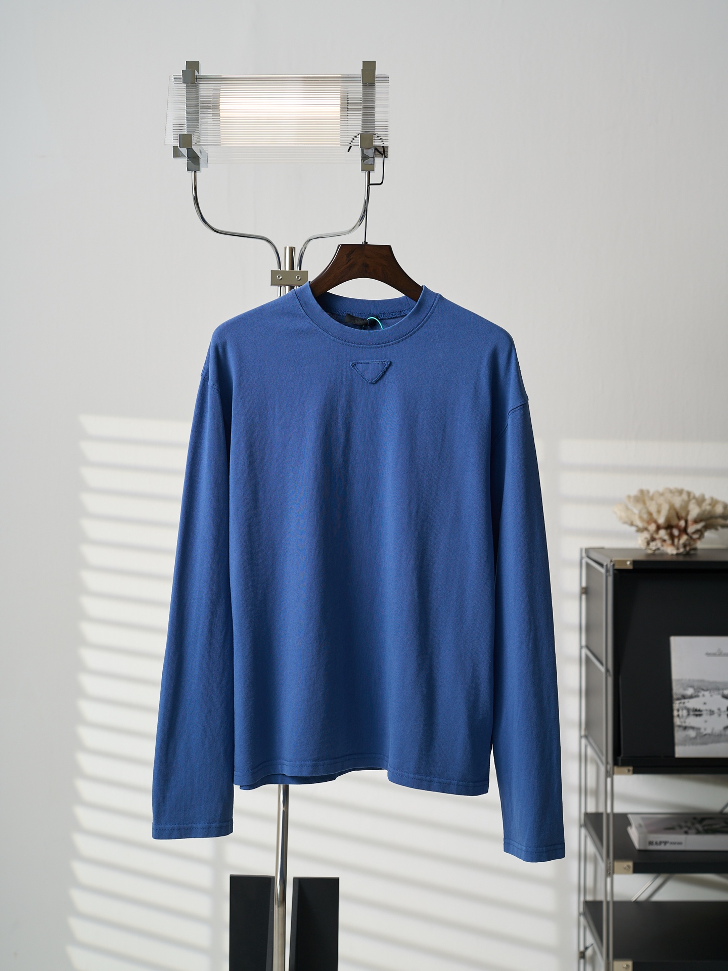 @180 [subasta real] Camiseta de manga larga con cuello redondo y logo triangular azul PRADA/Prada [lista en stock] XS S…