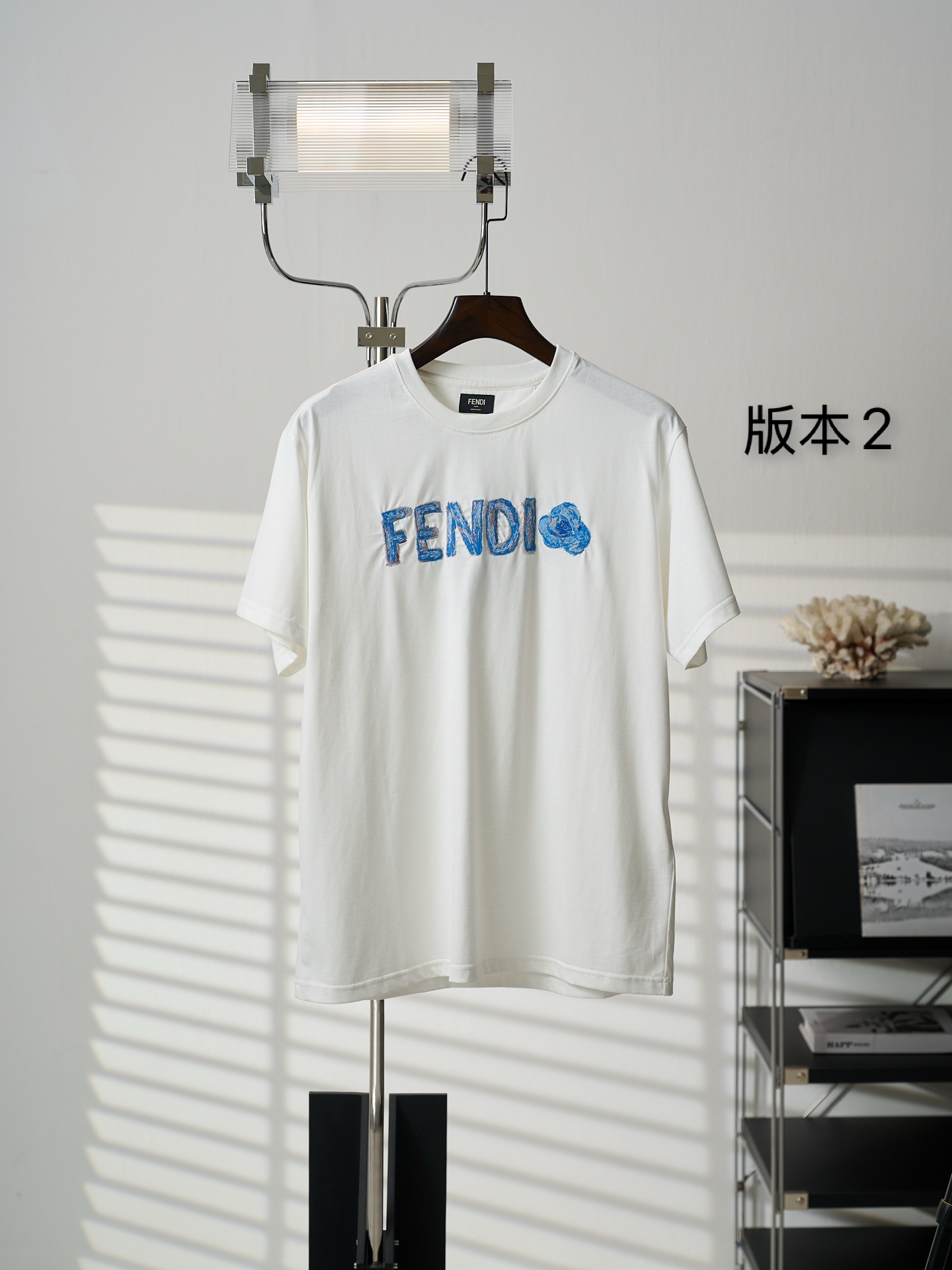 @125【实物挂拍】FENDI/芬迪 饰刺绣圆领短袖T恤（版本2） 【现货】S M L XL 面料选择： 选用100%纯棉材质，克重达200g，源自天然棉纤维，触感柔软细腻，亲肤不刺激，敏感肌也能安心穿着。采用20S/1紧密纺工艺，纱线毛…