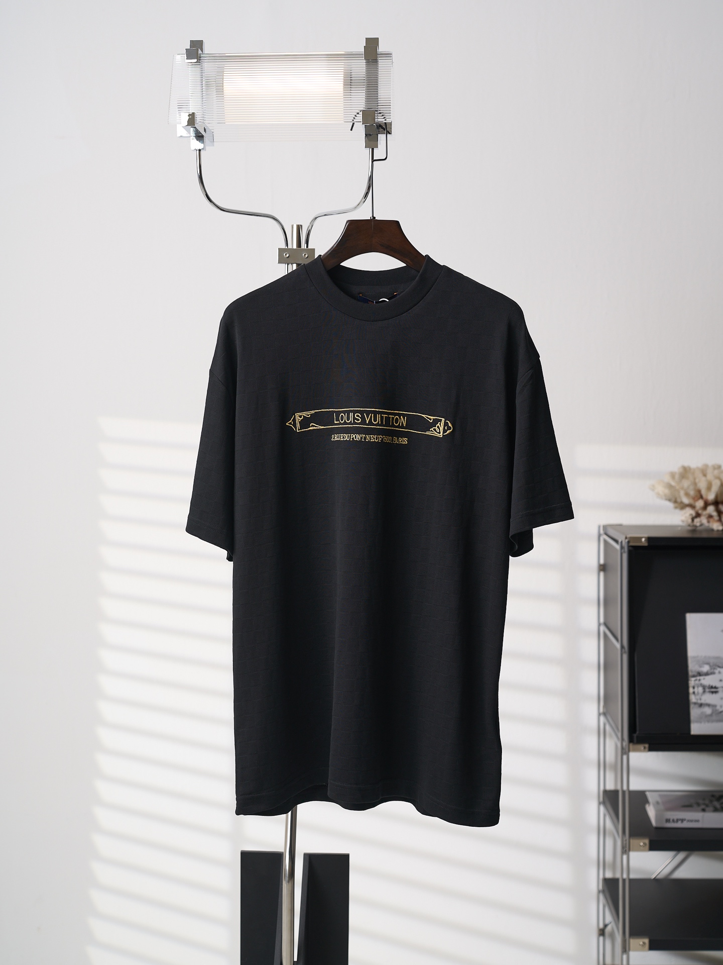 P140 【Artículo real fotografiado】LV/Louis Vuitton Camiseta de manga corta con cuello redondo, jacquard piqué DAMIER y b…