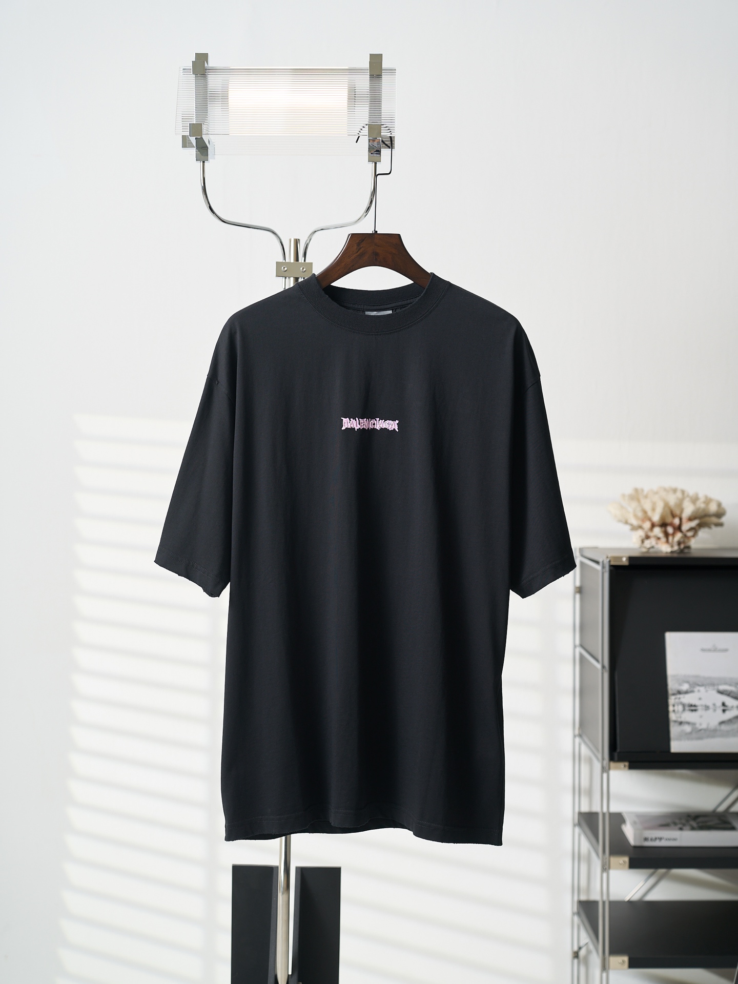 P135 [Colgado real] Balenciaga/París, camiseta de cuello redondo de manga corta con letras rosas bordadas y estampadas …