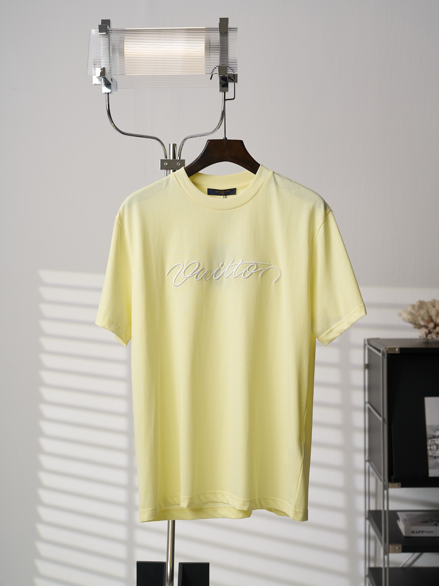 P125 [Artículo real fotografiado] LV/Louis Vuitton Camiseta de cuello redondo con bordado tridimensional de letras escr…