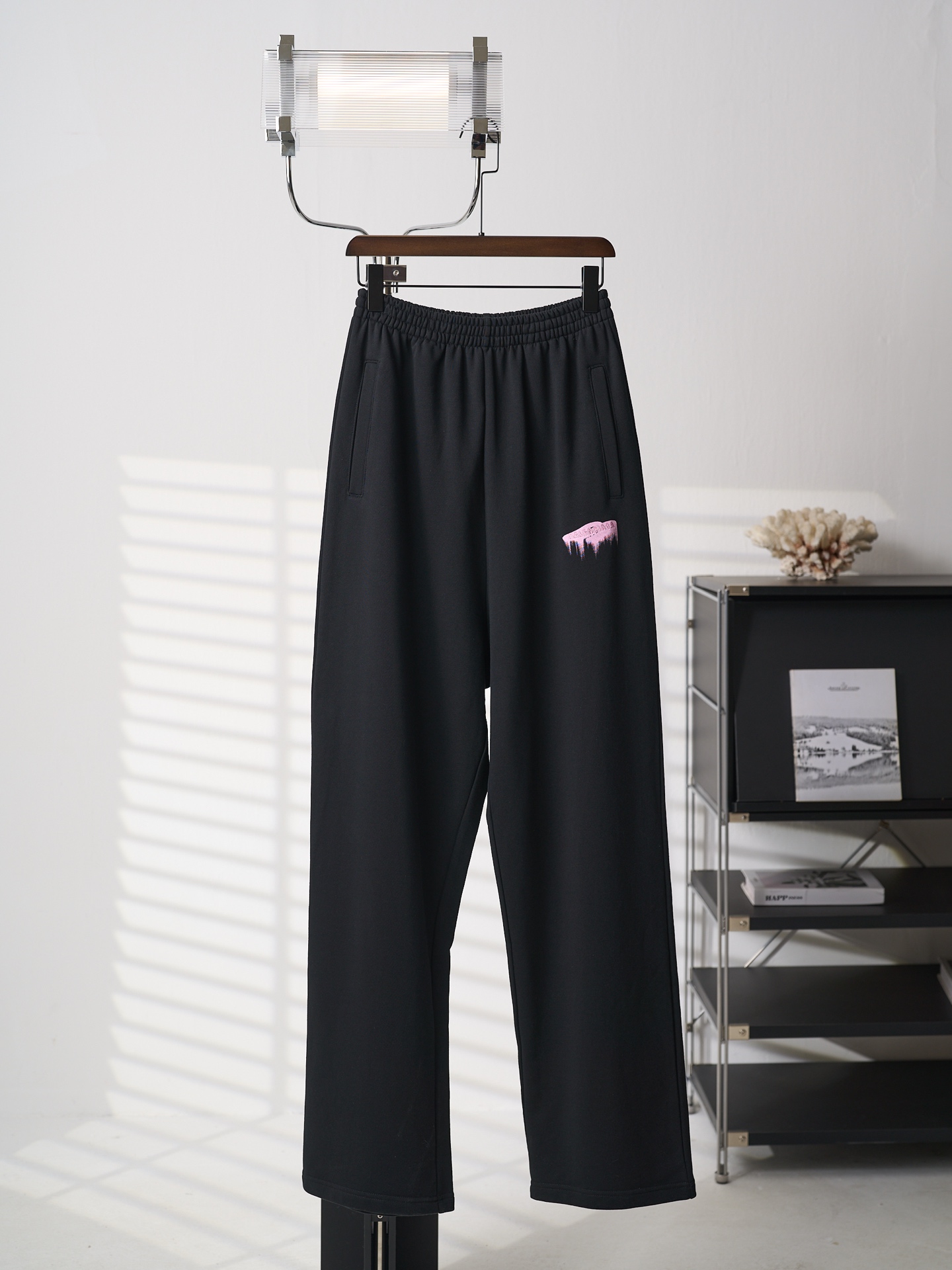 P205 [Colgado real] Balenciaga/París, pantalones deportivos rectos con logo de licuado bordado en rosa [En stock] XS S …