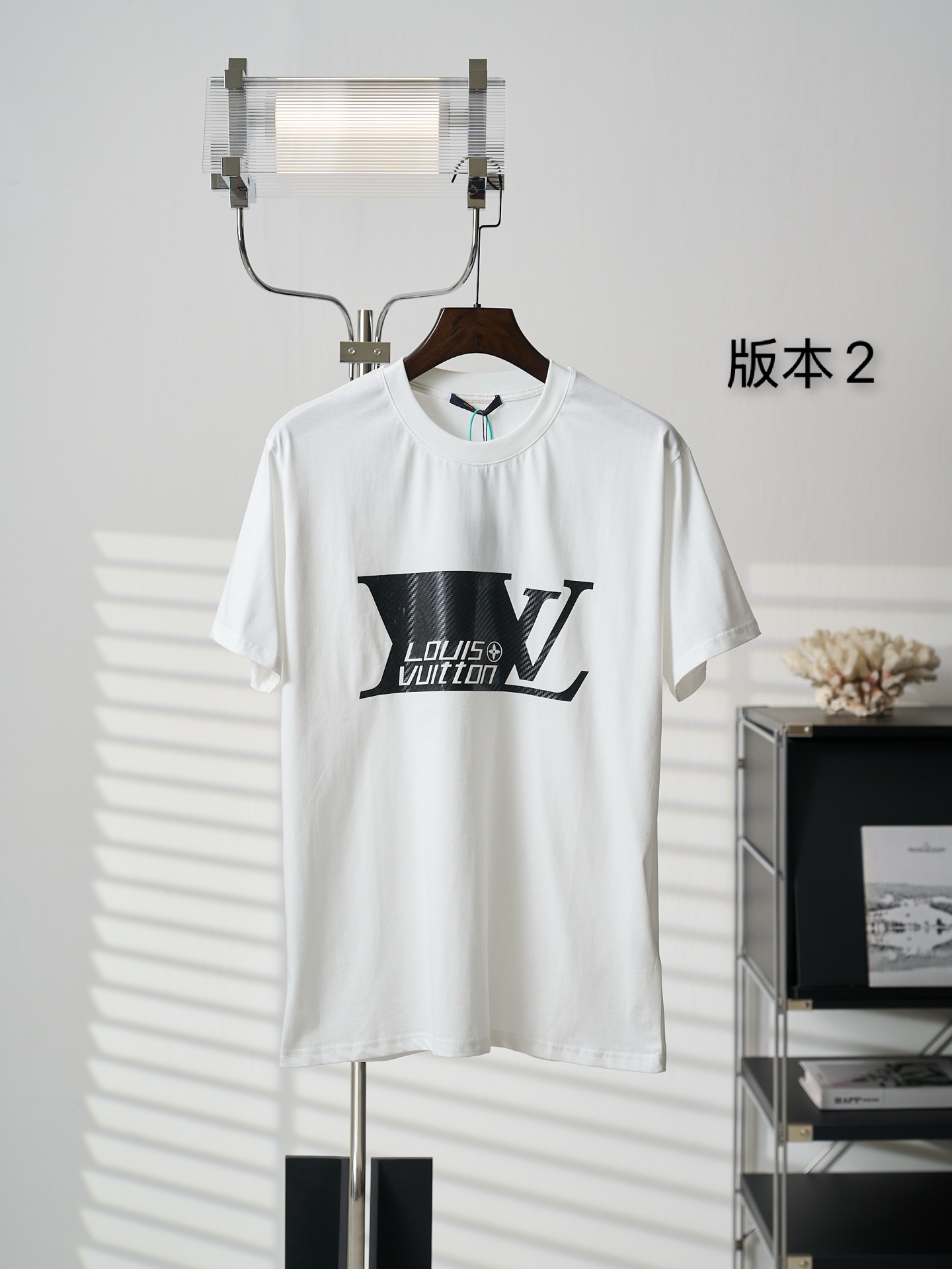 P105 【Artículo real fotografiado】LV/Louis Vuitton Camiseta de manga corta con cuello redondo y estampado de letras con …