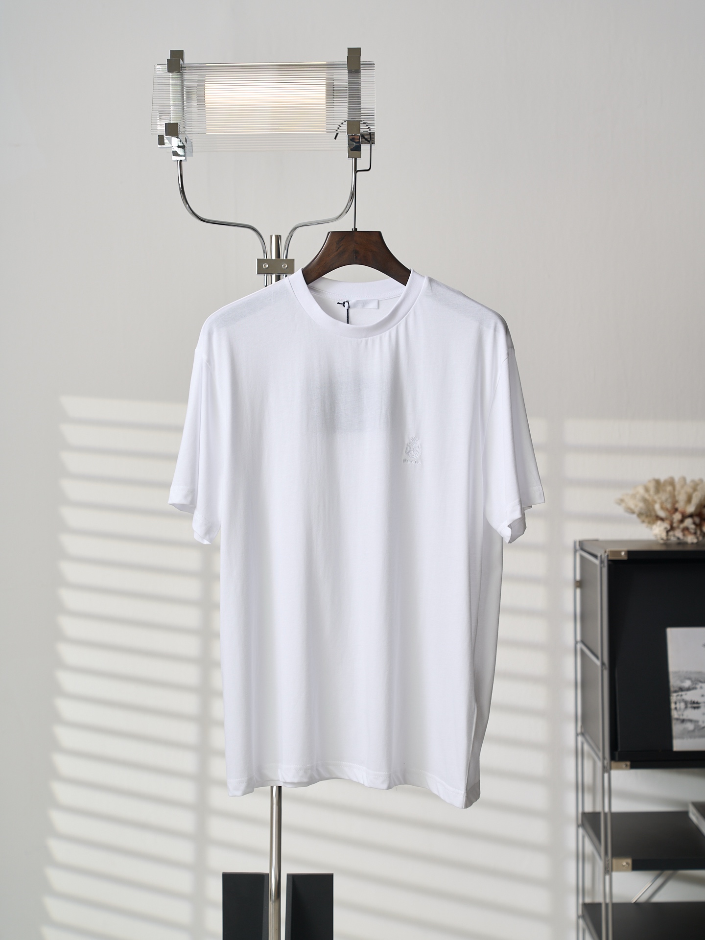 @ 125 [subasta real] Camiseta de manga corta con cuello redondo bordado con el logotipo clásico de la escuela PRADA/Pra…