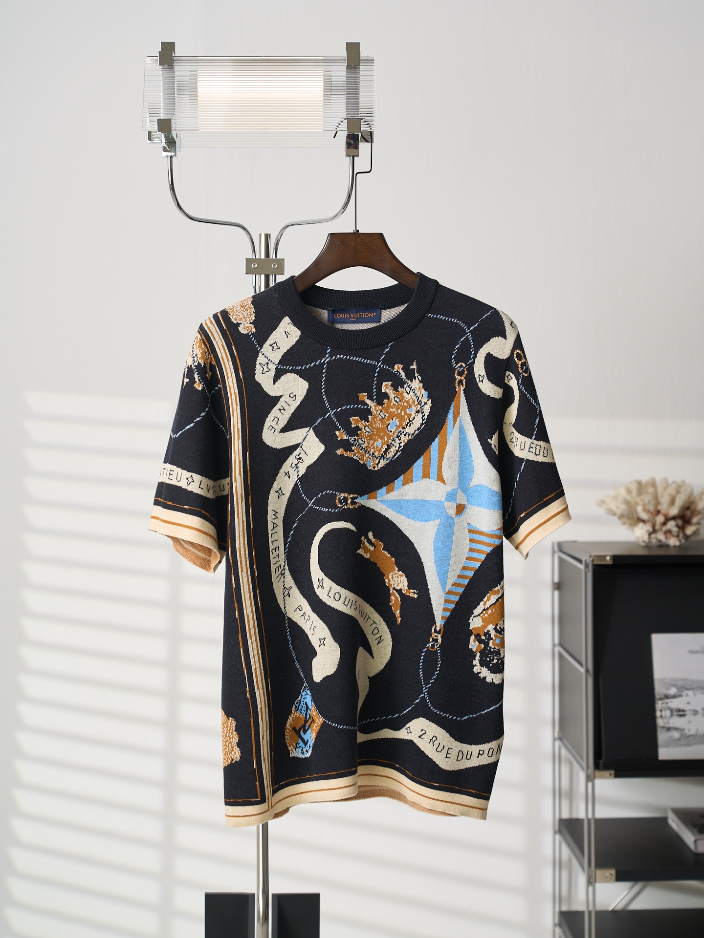 P220 [foto real colgada] LV/Luis Vuitton camiseta de manga corta de cuello redondo de punto jacquard con letras y cinta…