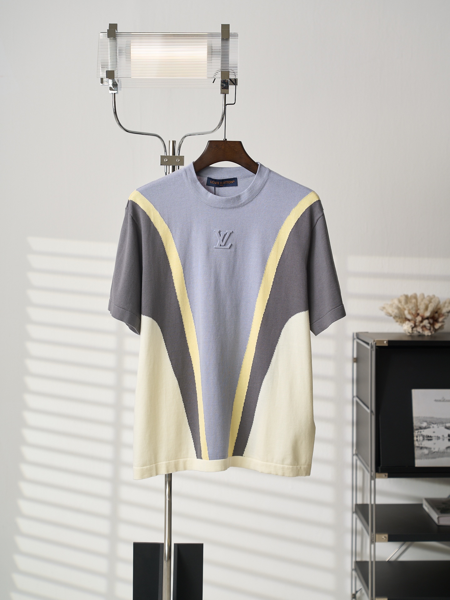 P200 [foto real colgada] LV/Luis Vuitton camiseta de manga corta de punto con logo en relieve y colores combinados [en …