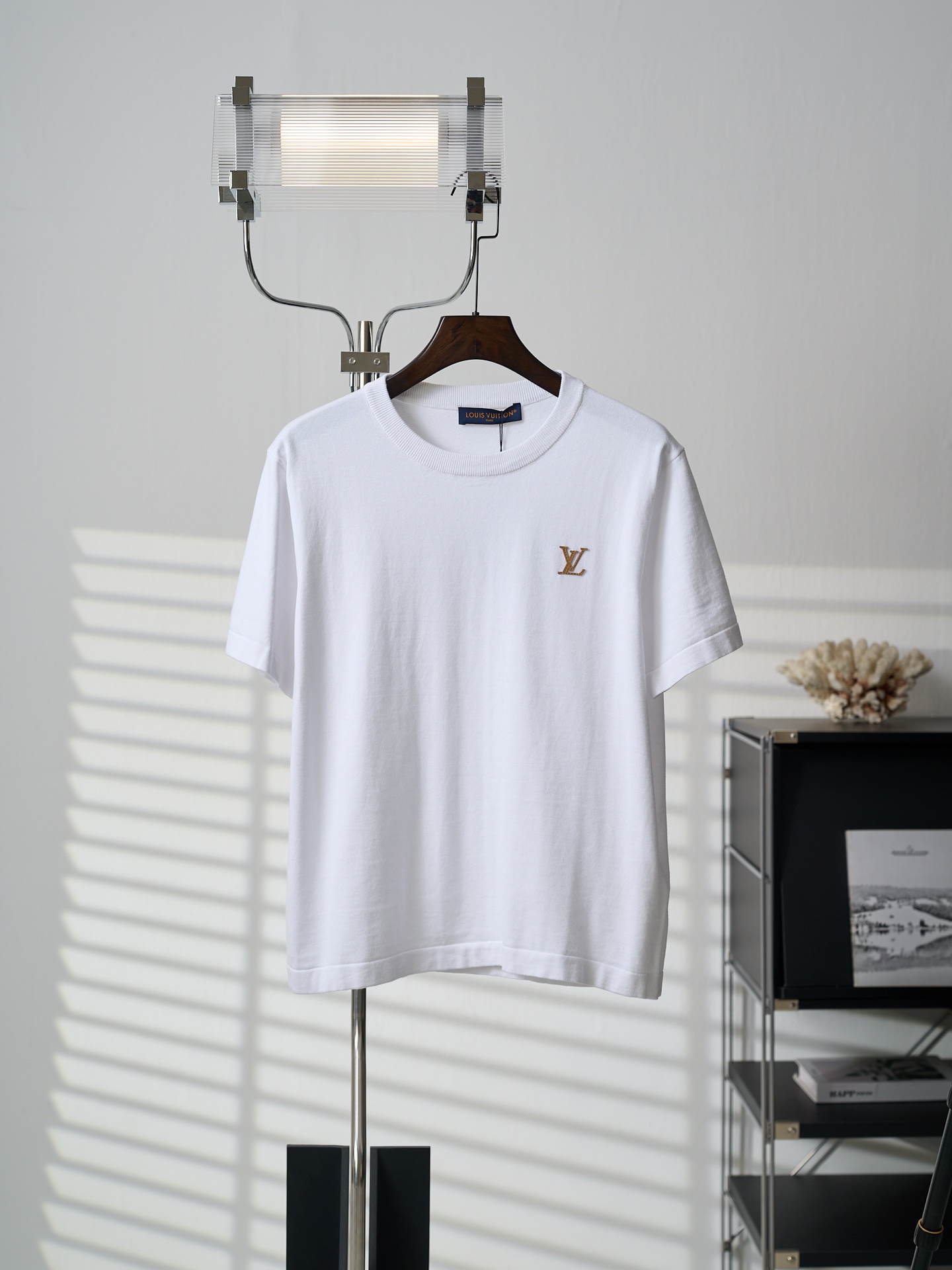 P190 [foto real colgada] LV/Luis Vuitton camiseta de manga corta de cuello redondo de punto con etiqueta de piel con le…