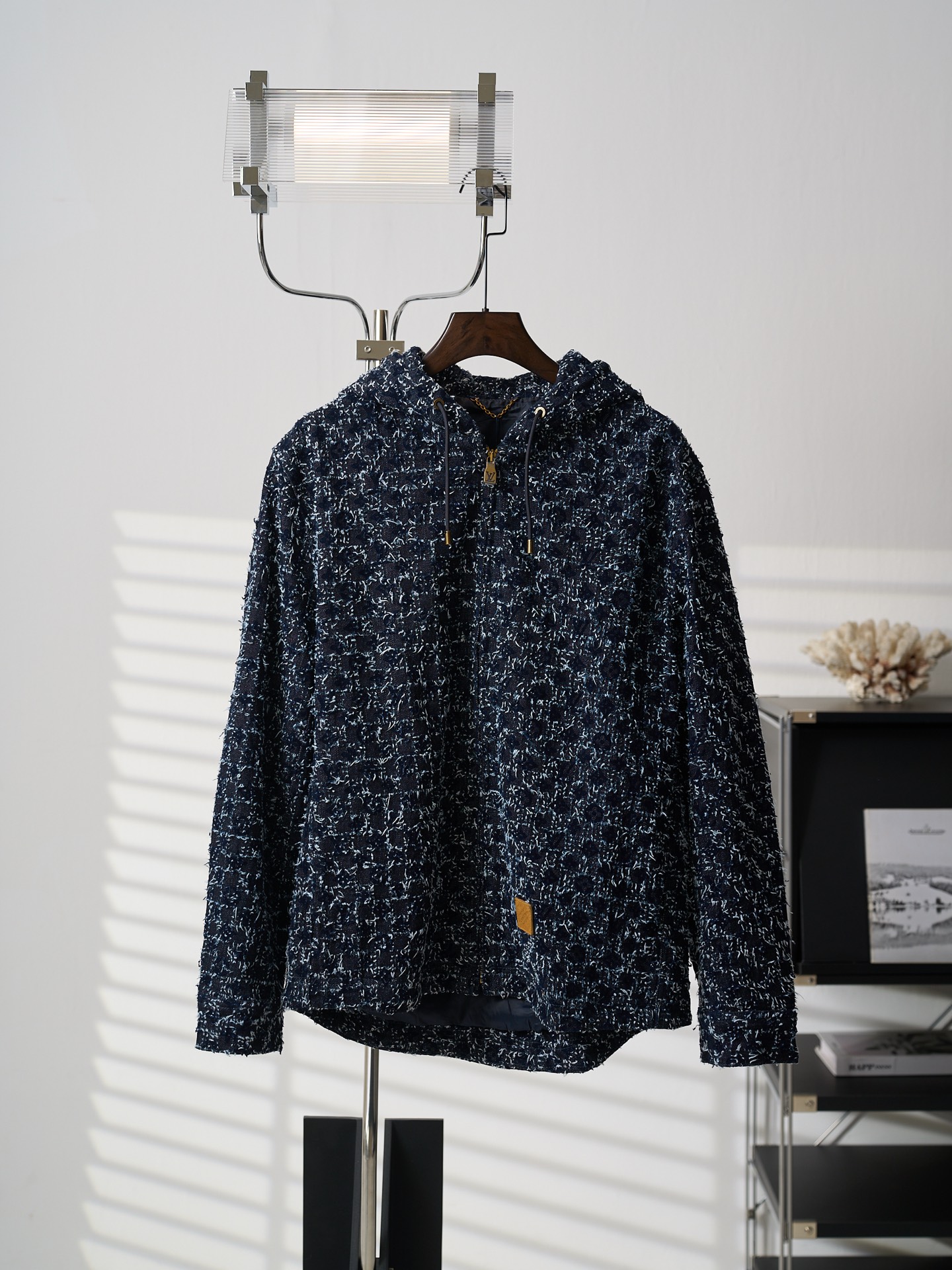 P385 [Artículo real fotografiado] LV/Louis Vuitton Letras Flocado Jacquard Flecos Chaqueta vaquera con capucha 【En stoc…
