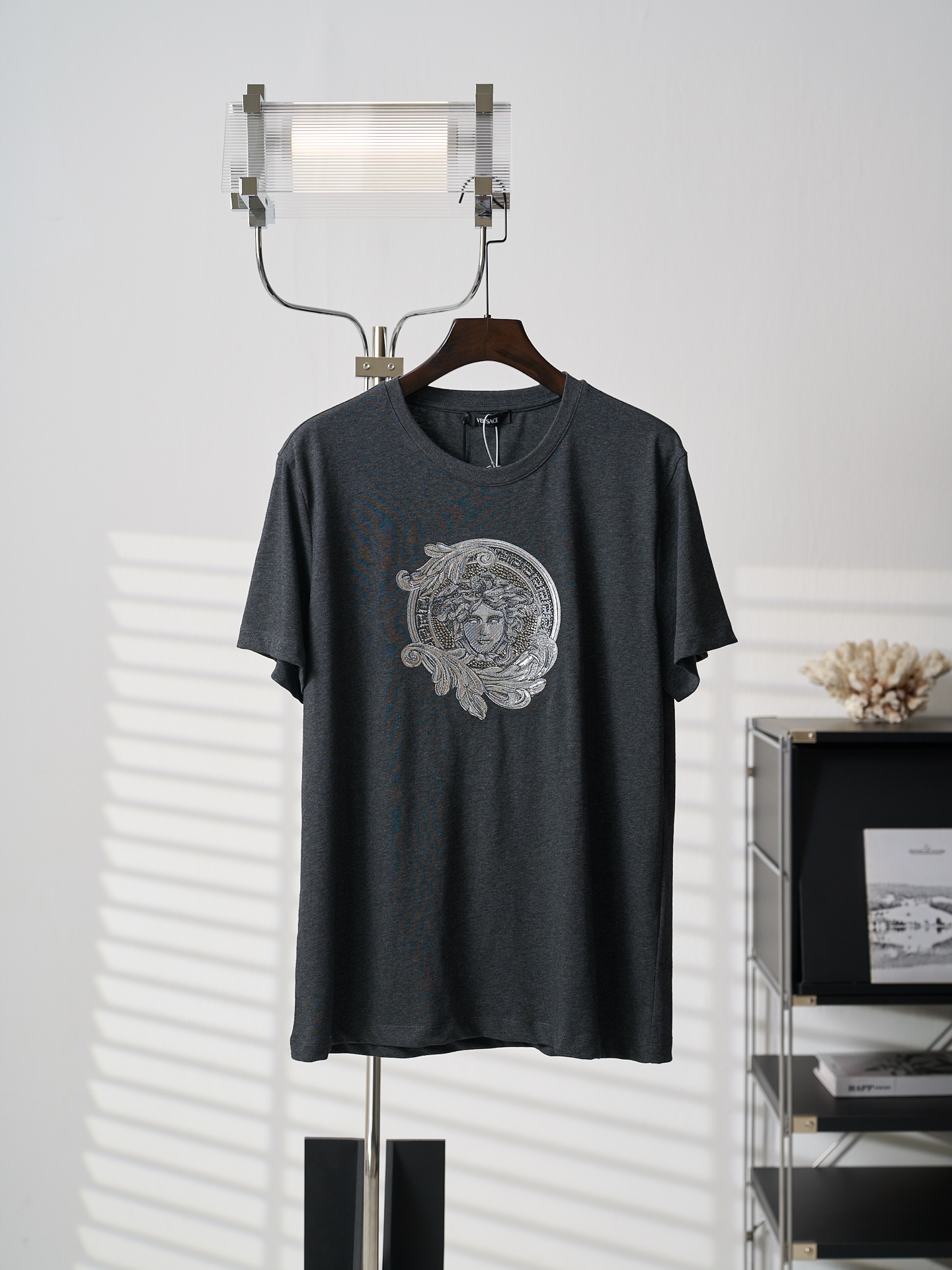 @145 [foto real] VERSACE/范思哲 Medusa cristales calientes lentejuelas bordado cuello redondo manga corta camiseta, [en st…