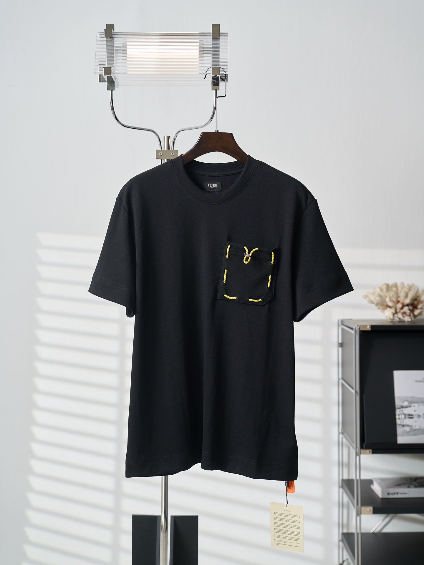 @135【实物挂拍】Fendi/芬迪 缎带口袋圆领短袖T恤 【现货】S M L XL 定制溯光空气棉 手感柔软 舒适贴肤 以极致黑为基调 让光线有迹可循 胸前饰有黄色FENDI缎带拉绳小贴袋 极简中的奢华 细节里的锋芒 后领绣有FF刺绣 …