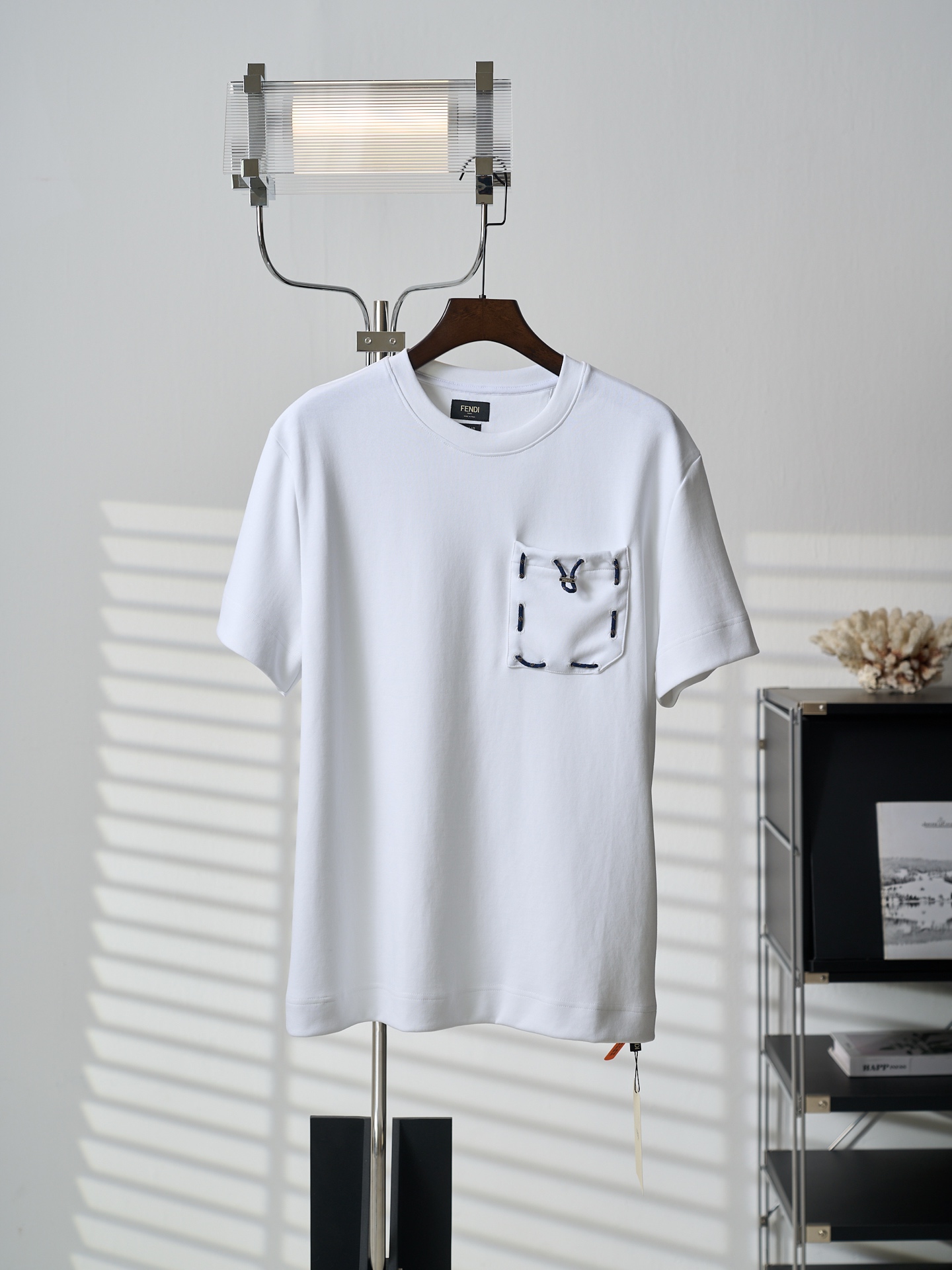 @135 [Fotografía real] Fendi/Fendi camiseta de cuello redondo y manga corta con bolsillo de cinta [En stock] S M L XL. …
