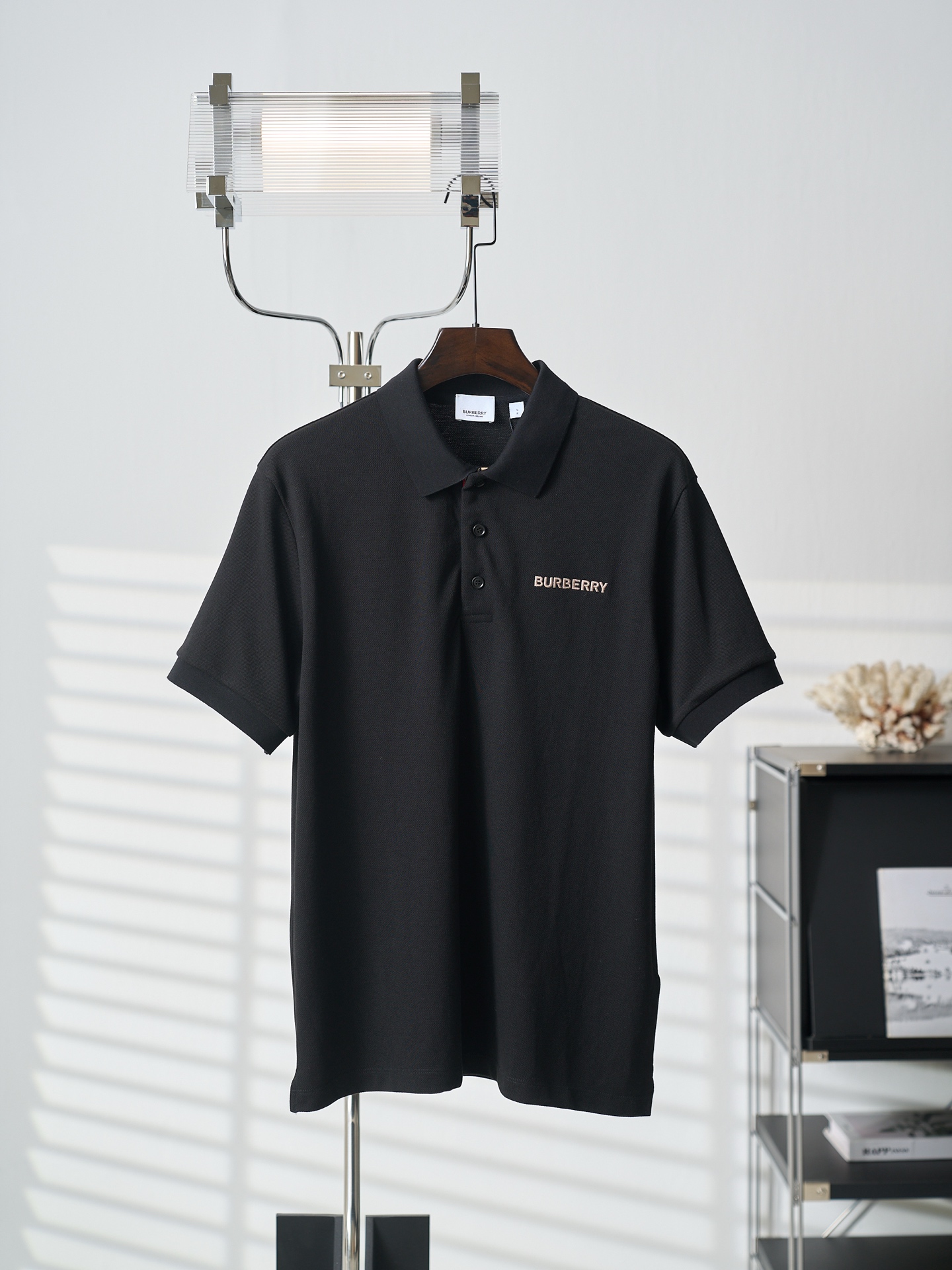 @ 165 [subasta colgante real] Camisa POLO de manga corta con bordado de letras BURBERRY/Burberry (negro) [Stock listo] …