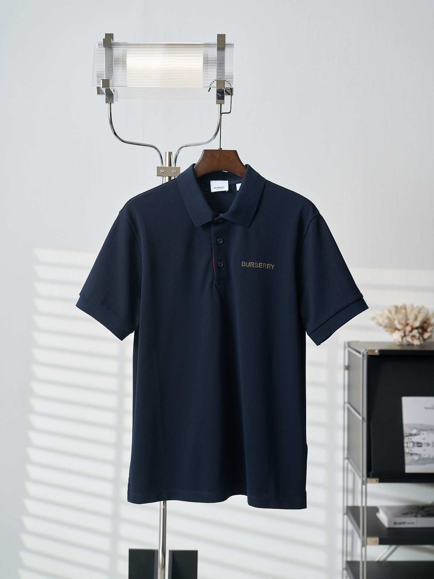 @ 165 [subasta colgante real] Camisa POLO de manga corta con bordado de letras BURBERRY/Burberry (azul marino) [Stock l…