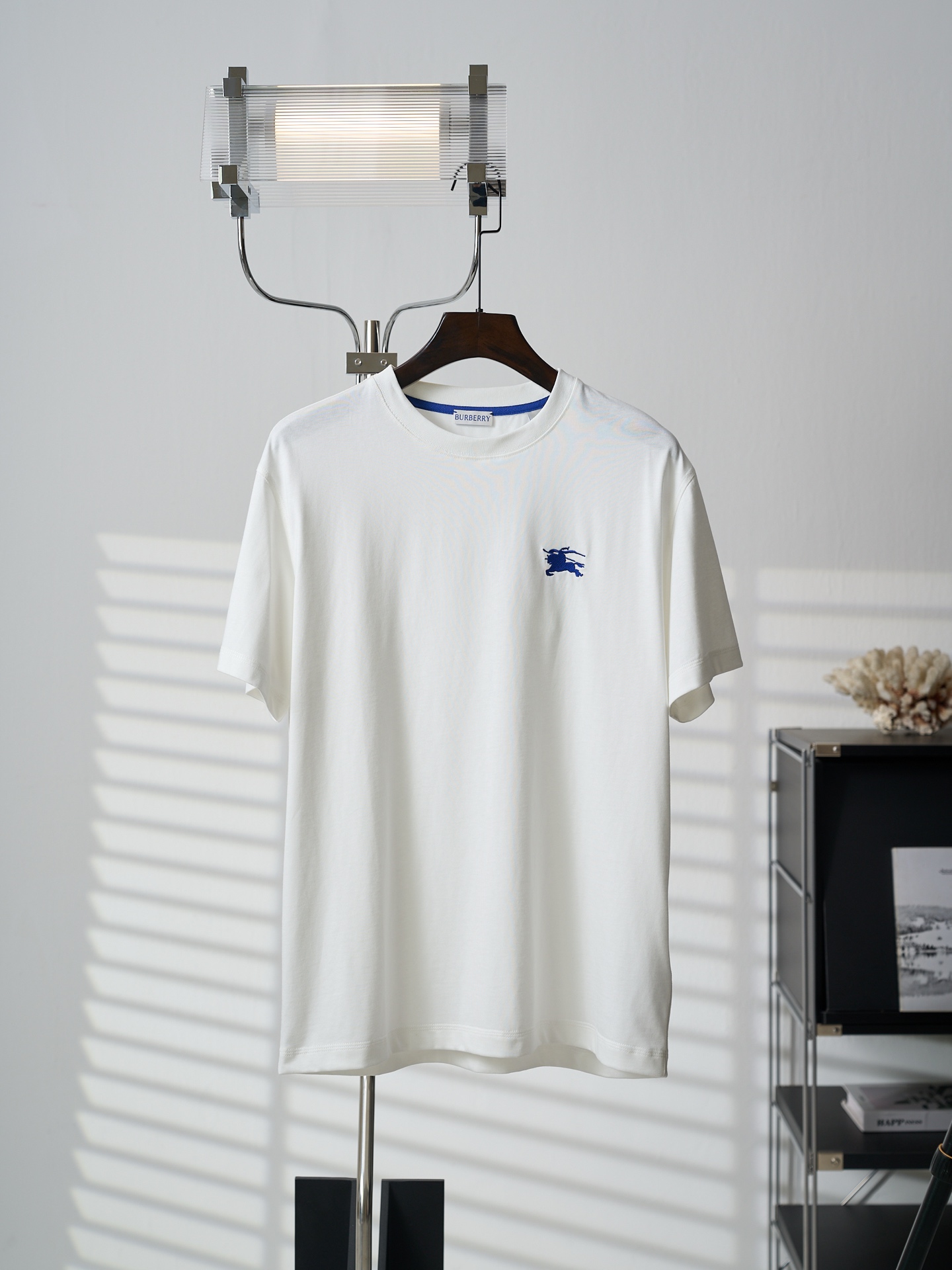 @ 125 [subasta colgante real] Camiseta de manga corta con cuello redondo y bordado de caballo de guerra BURBERRY/Burber…