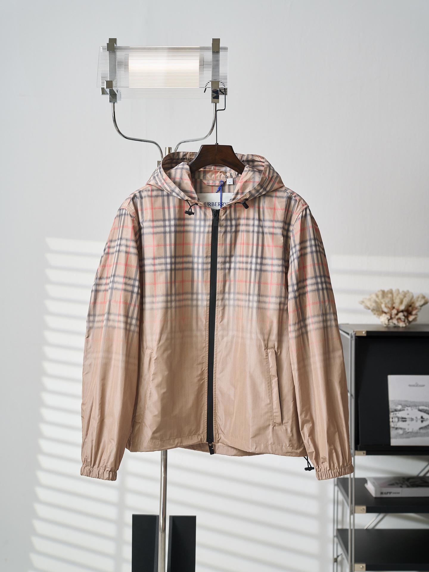 @320 [subasta real] BURBERRY/Chaqueta con capucha y cremallera degradada a cuadros de Burberry [lista en stock] S M L X…