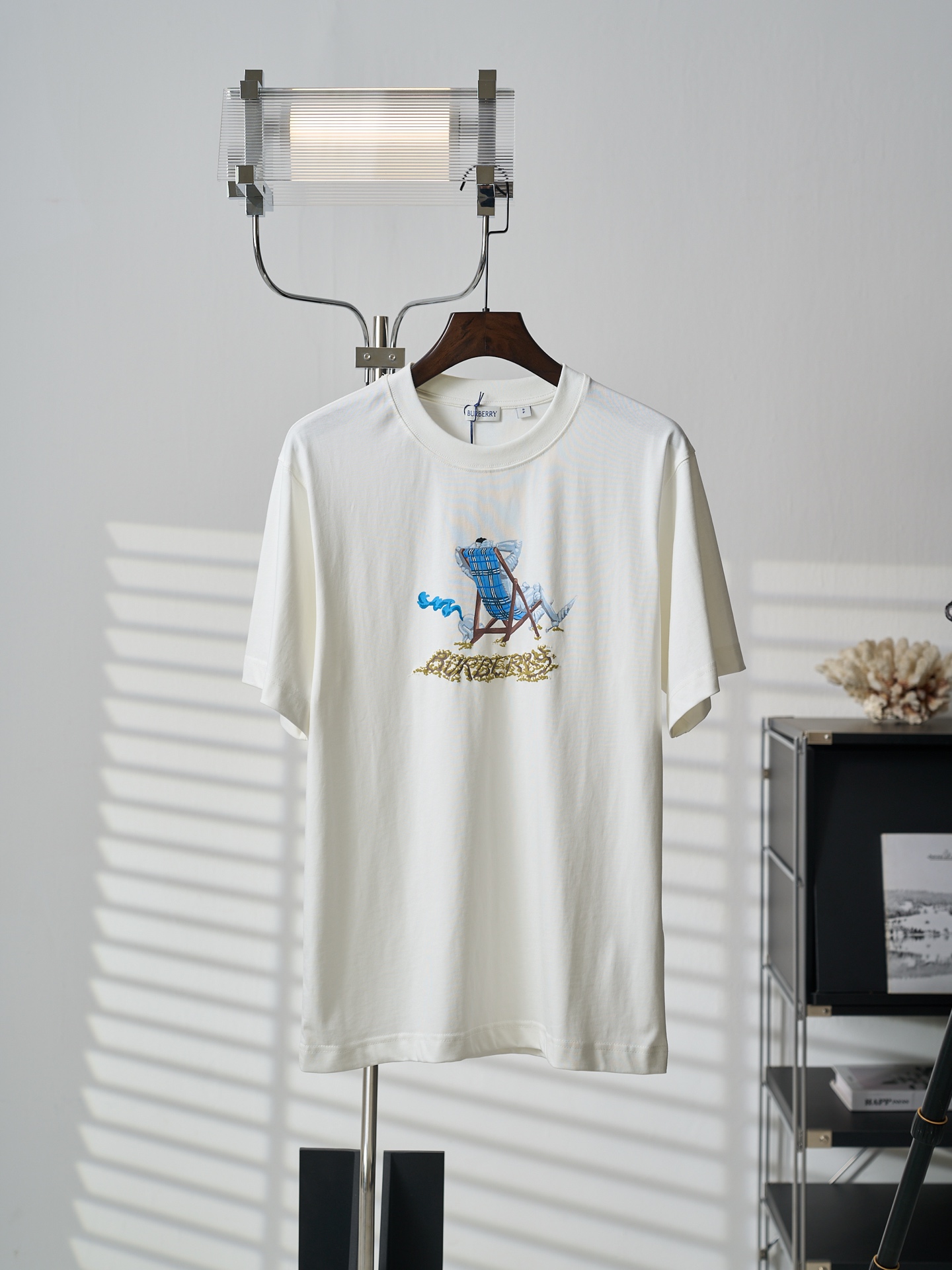 @ 145 [subasta real] BURBERRY/Burberry Beach Rider Lounge Chair Camiseta estampada de manga corta con cuello redondo [L…