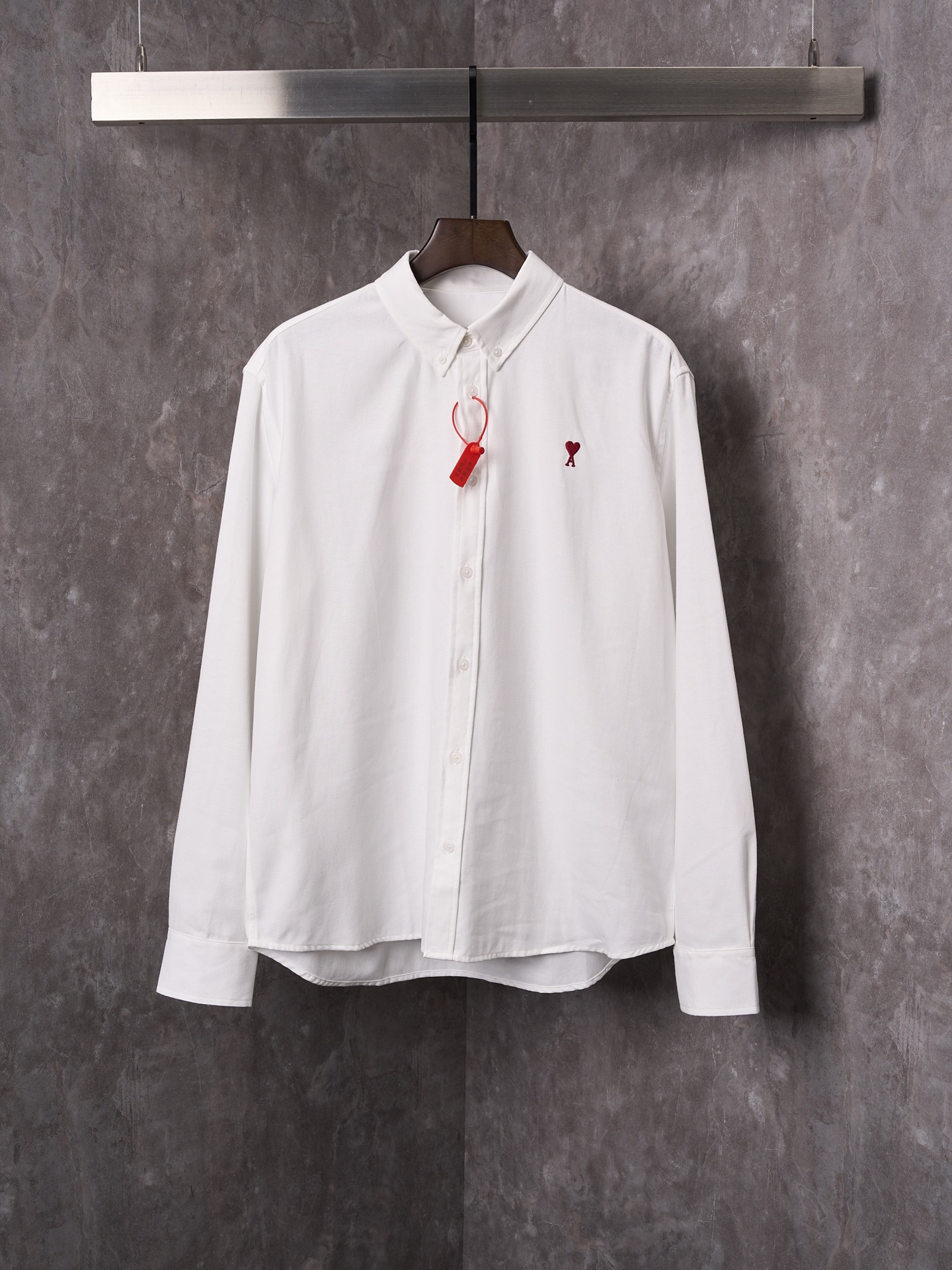 @195 [foto real colgada] Ami/艾米 Paris camisa de manga larga con bordado de corazón [disponible] 38 40 42 44. Tela Oxfor…