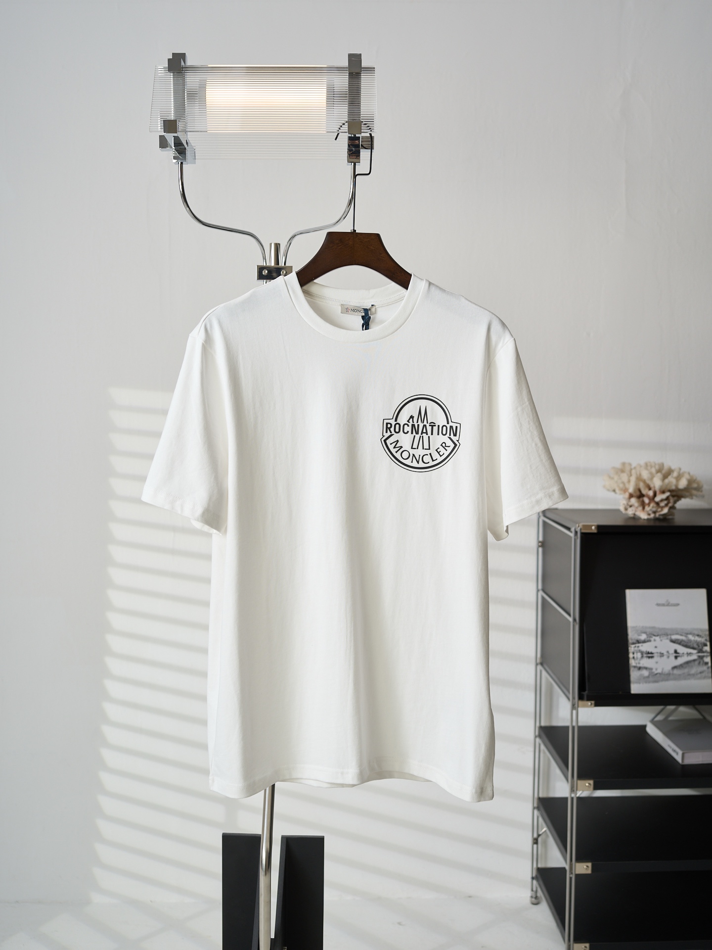 @135【foto real】MONCLER/蒙口 Camiseta de cuello redondo con logo de silicona termotransferido 【disponible】S M L XL Esta ca…