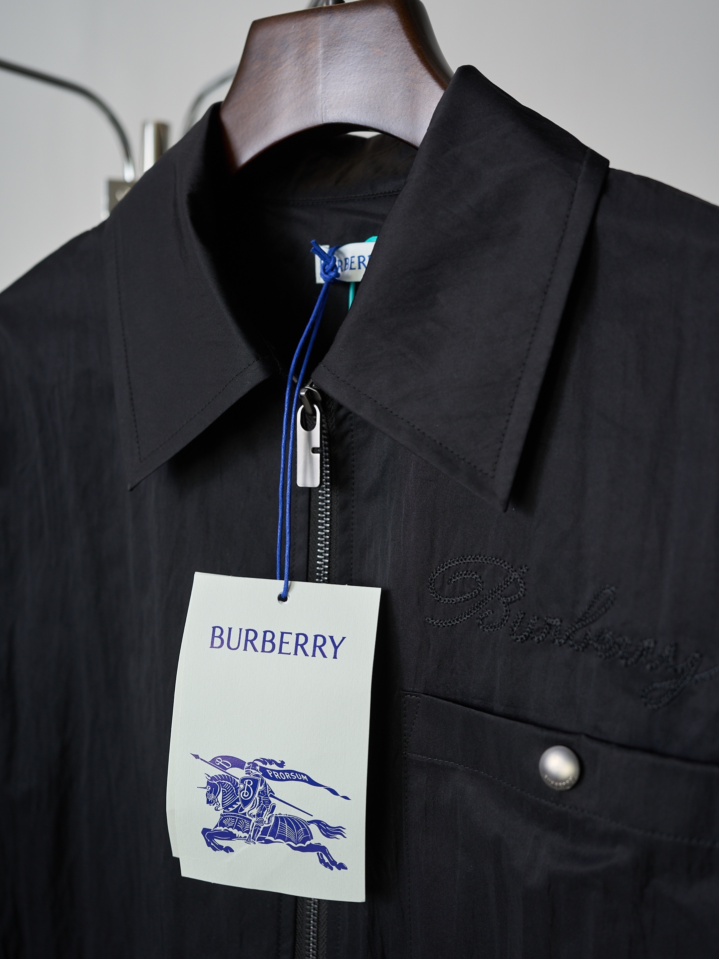 Burberry 尼龙梭织字母刺绣外套式衬衫