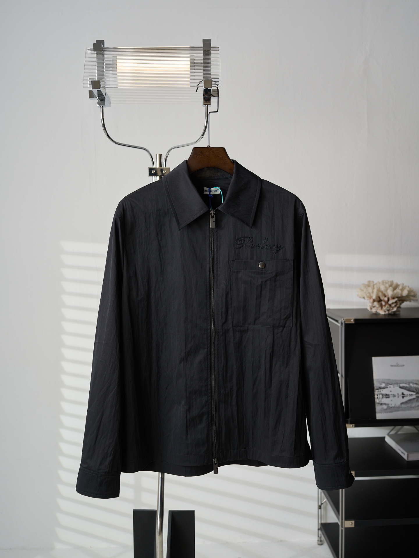 Burberry 尼龙梭织字母刺绣外套式衬衫